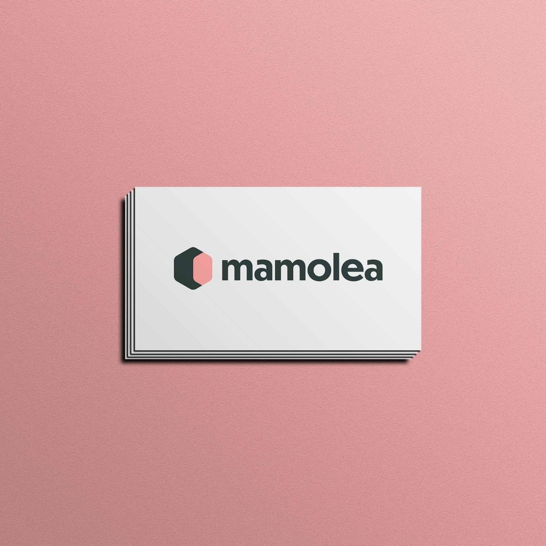 Visitenkarte mit Mamolea Logo auf rosafarbenen Hintergrund