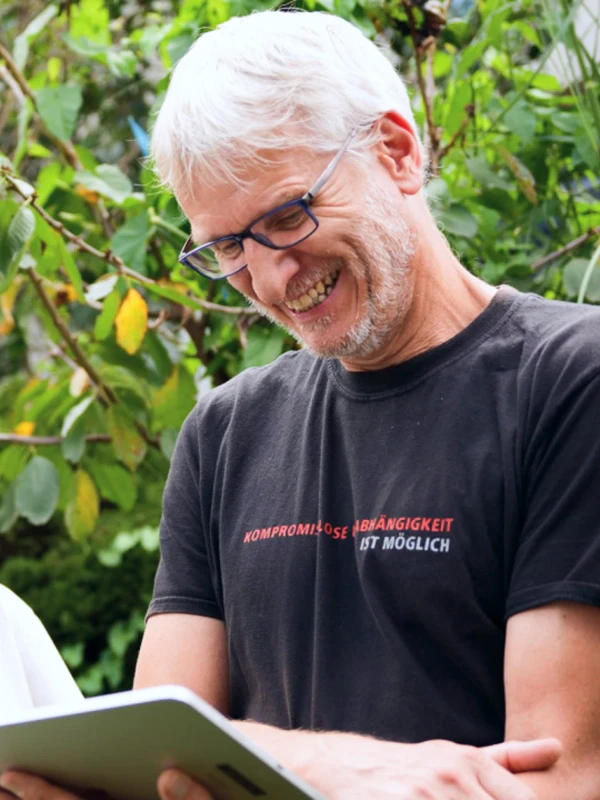 Handwerker Fersing am Tablet auf dem er den Immobilienassistenten viadukt nutzt