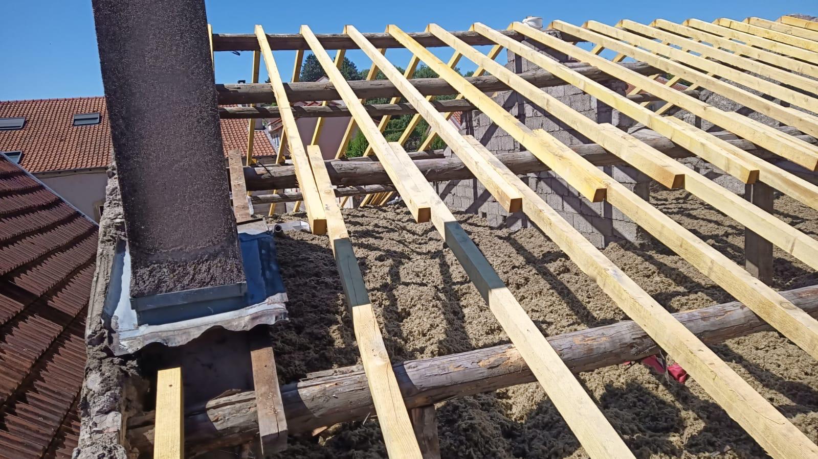 Charpente en bois d'une maison messine avec traces de condensation avant traitement