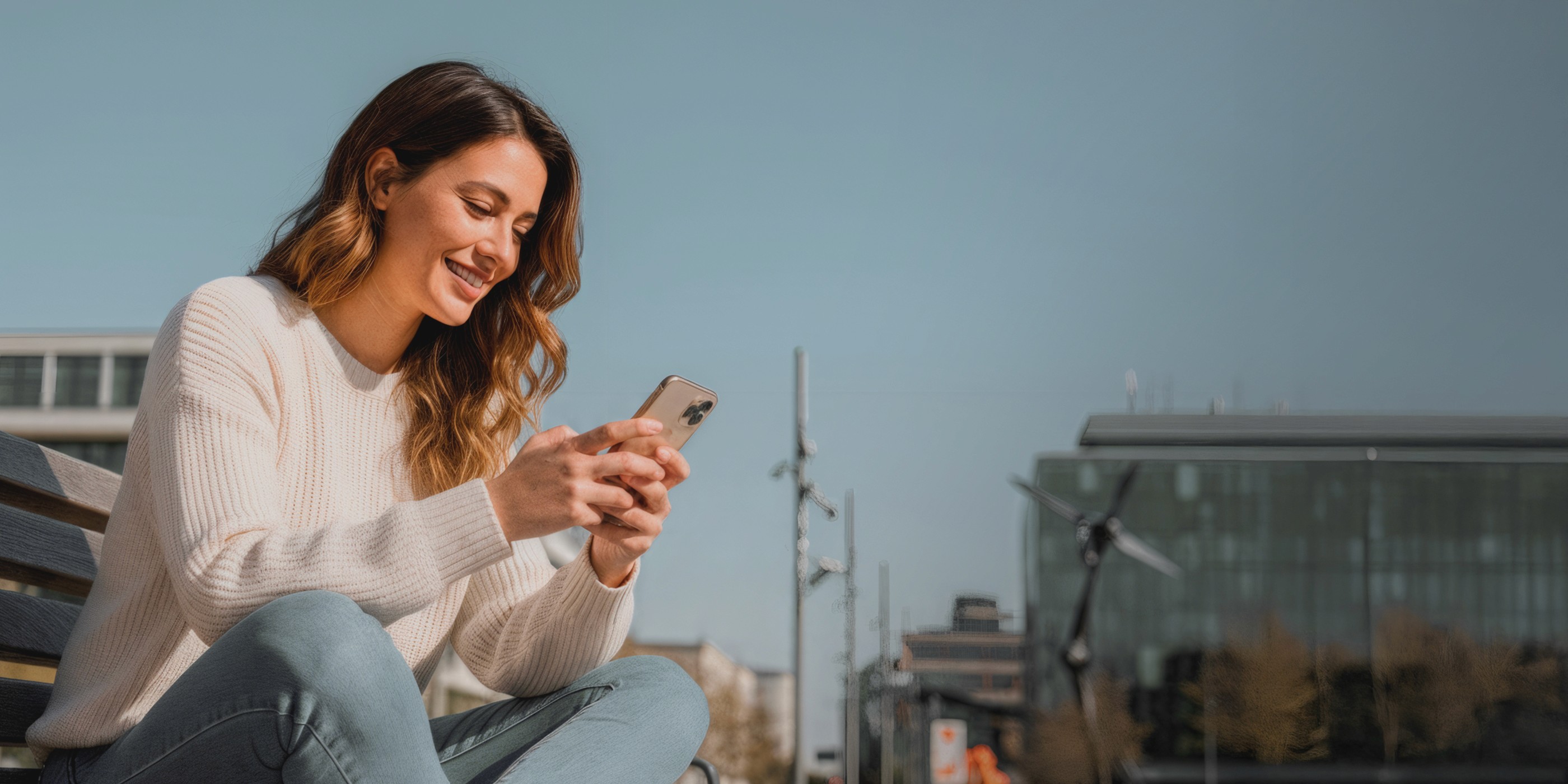 Jovem mulher usando iphone na praça da cidade