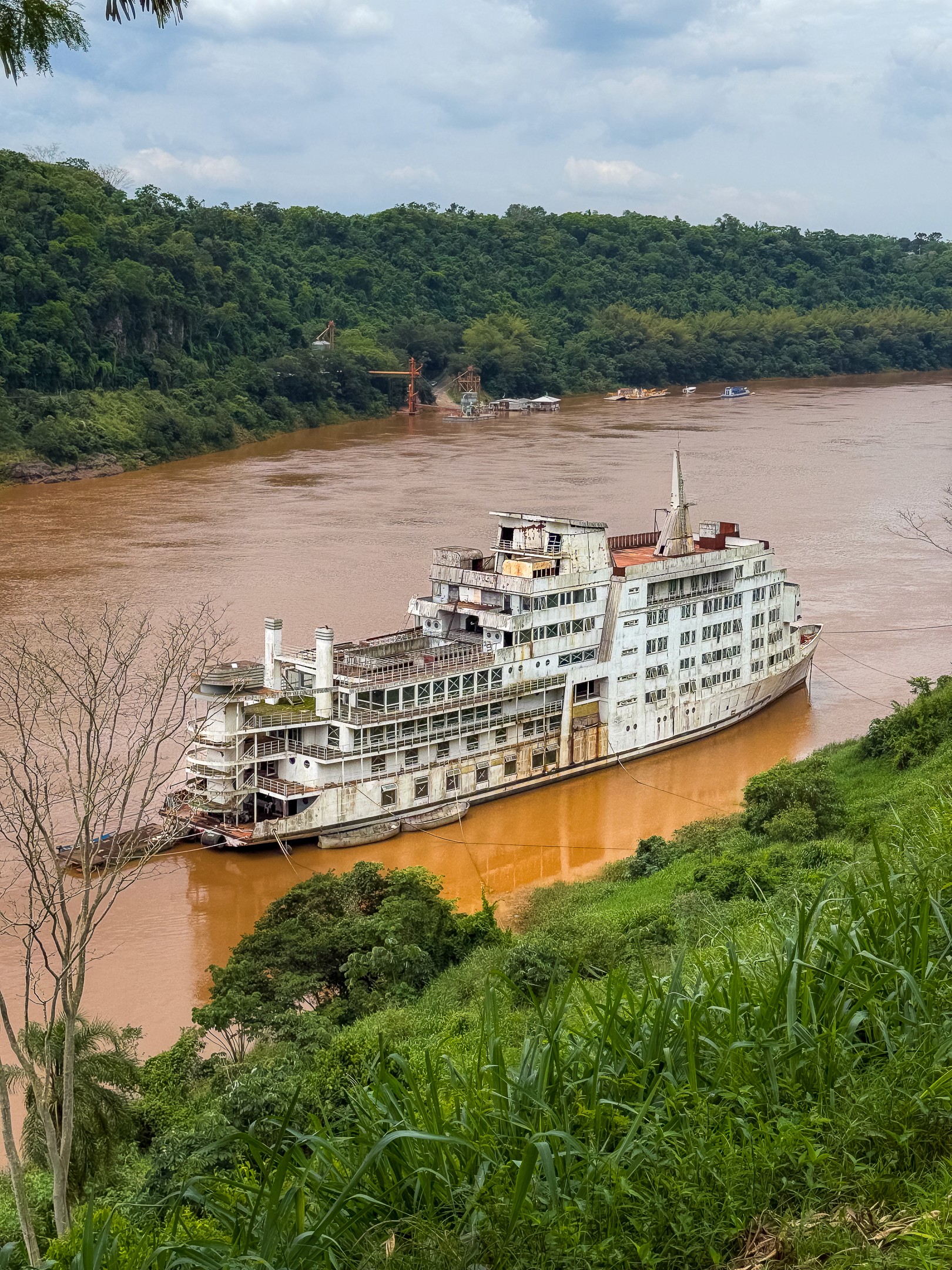 Un bateau abandonné à la frontière entre le Brésil et l'argentine à Iguazu