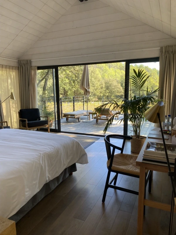Intérieur lumineux de cabane à vivre