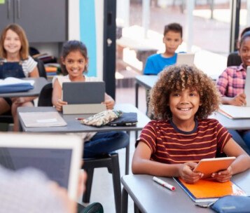 alunos e professor utilizando jogos digitais em sala de aula