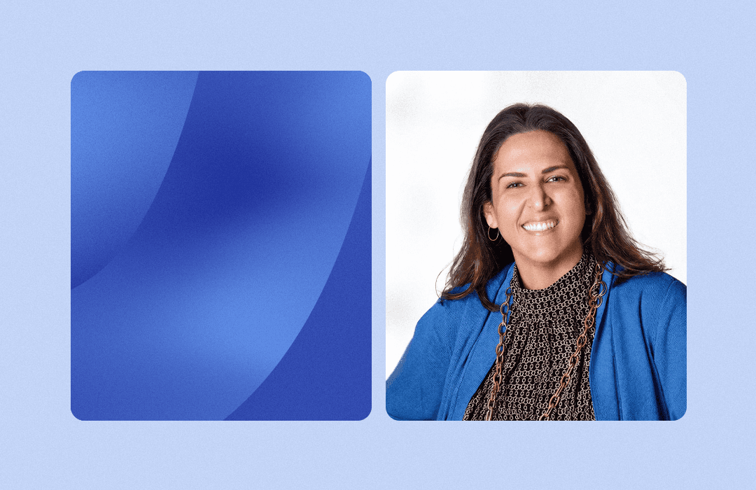 Fabiana Fagundes, do FM Derraik, ao lado de um painel abstrato azul Inspira.