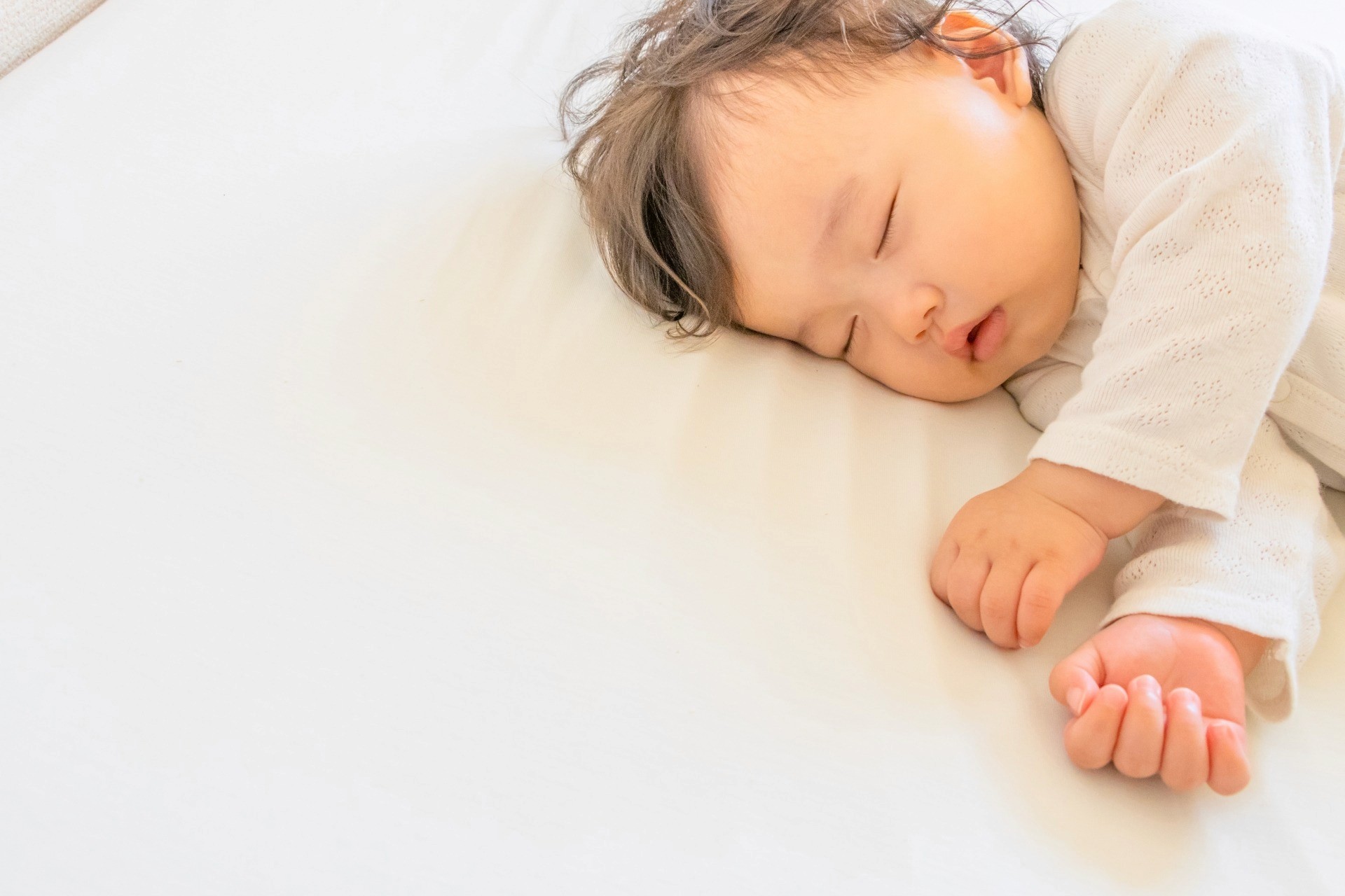 お昼寝する赤ちゃん|RSウイルス感染症の危険性