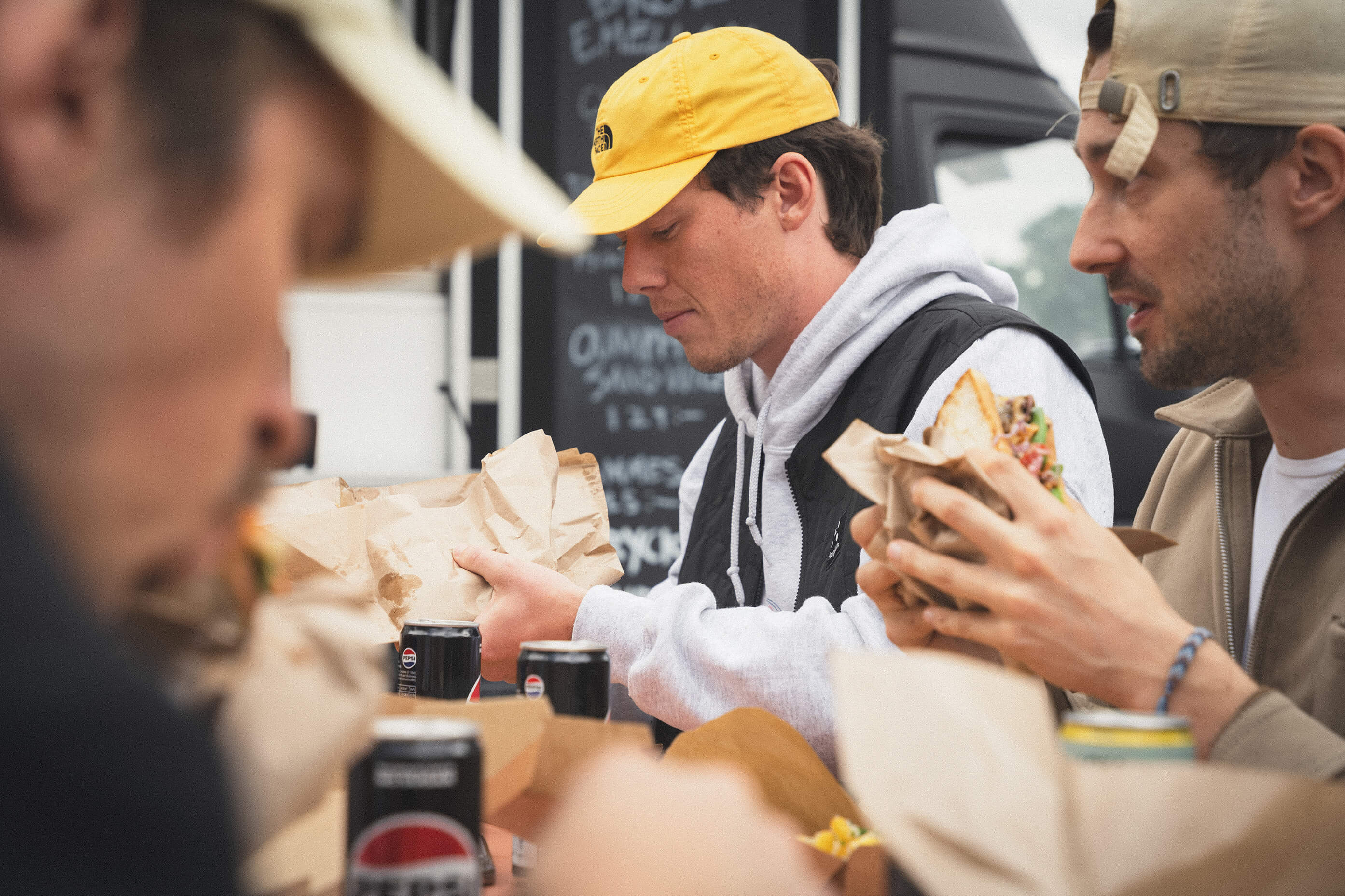 Kunder njuter av mackor från Oss bröd emellan foodtruck