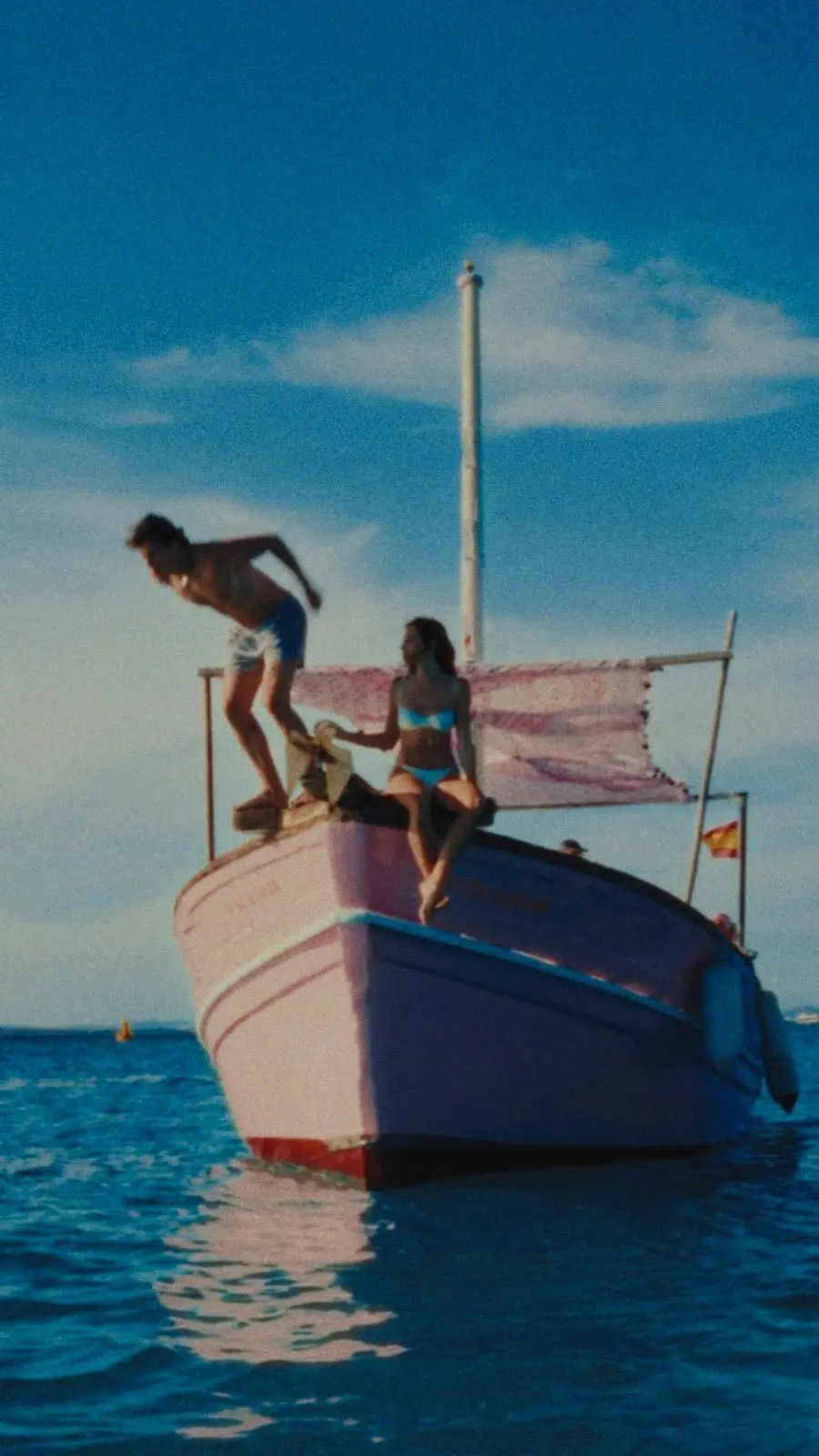 Pareja disfrutando de un día de verano en un barco en el Mediterráneo