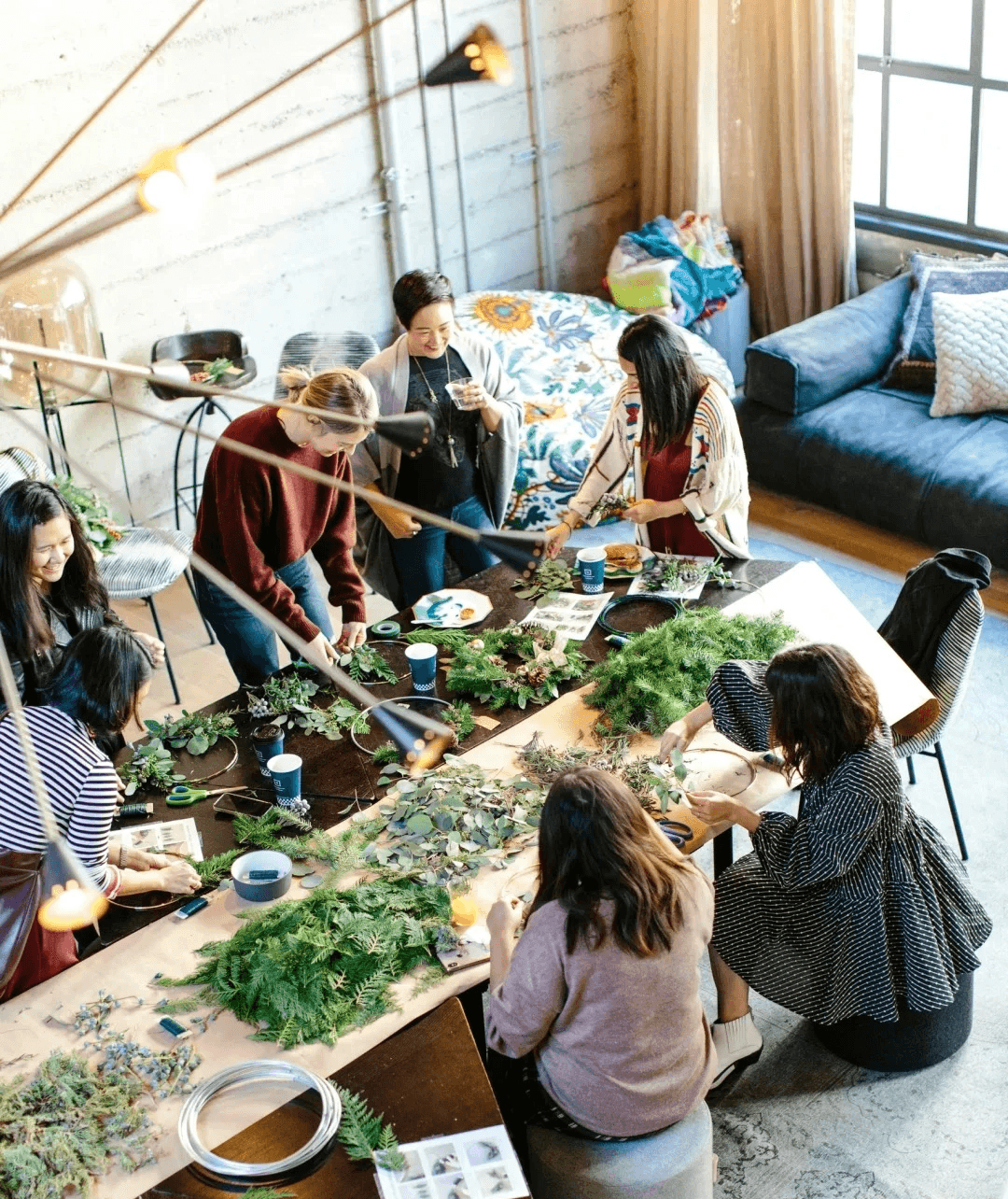 在 BW EVENT 360 策劃的會所活動中，多名學員正專注參與綠植花環手作工作坊。