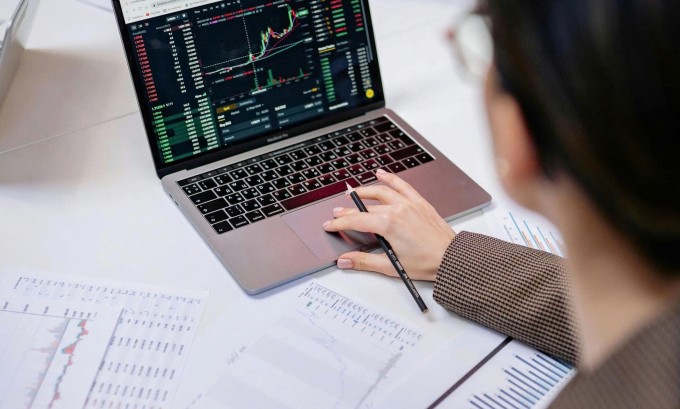 Đầu tư chứng khoán cần cả kiến thức rộng lẫn tâm lý vững vàng. Ảnh: pexels