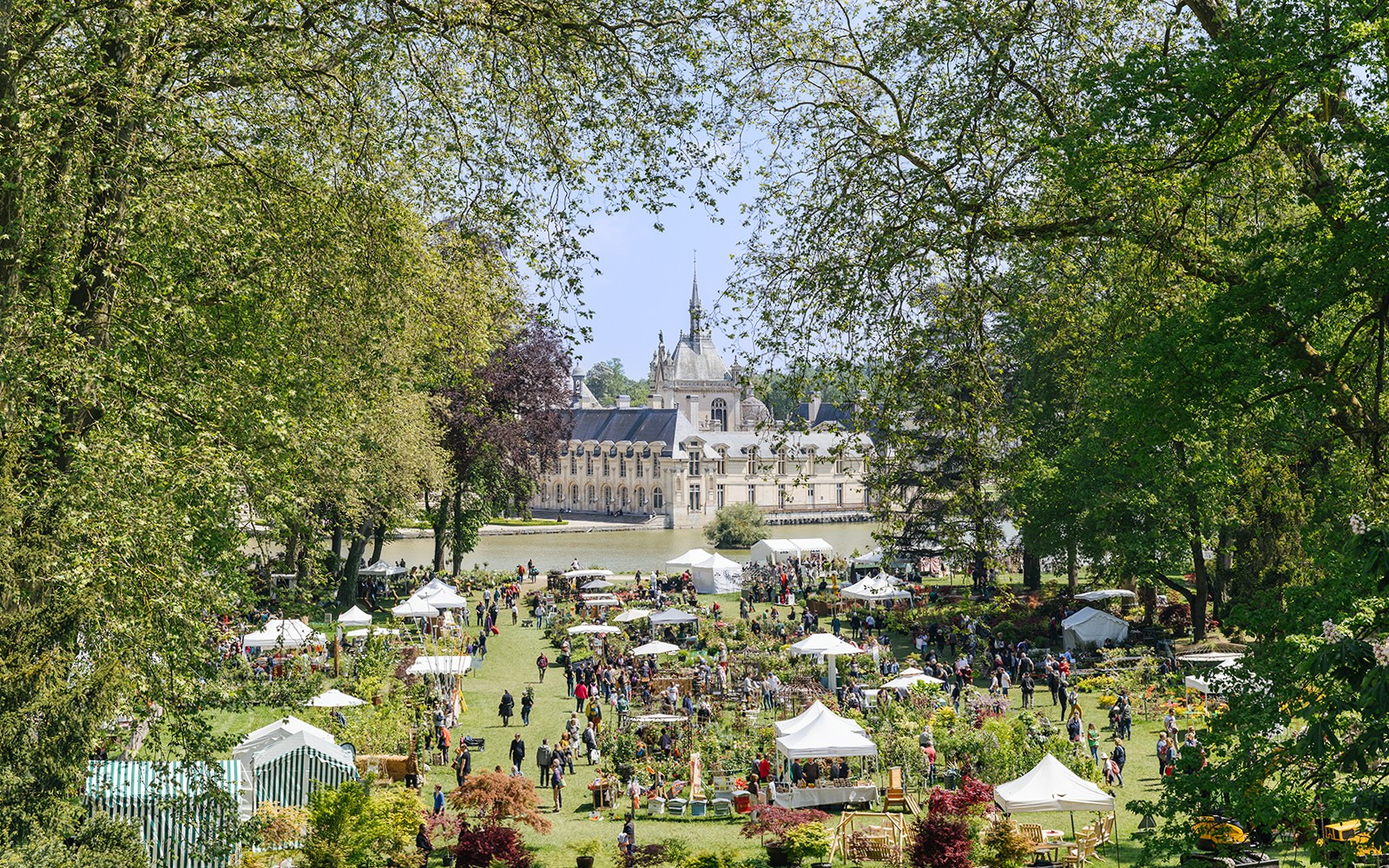 法国尚蒂伊城堡花园,游客云集,市场摊位林立。