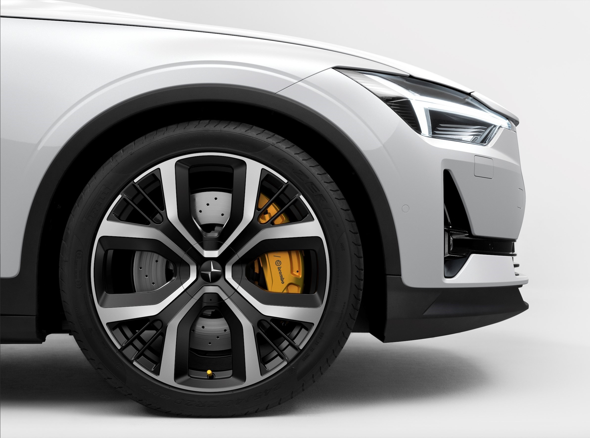 Gros plan sur la roue, le frein Brembo et le phare avant d’une Polestar 2, illustration du Performance Pack et des packs d’options 2020 à 2026