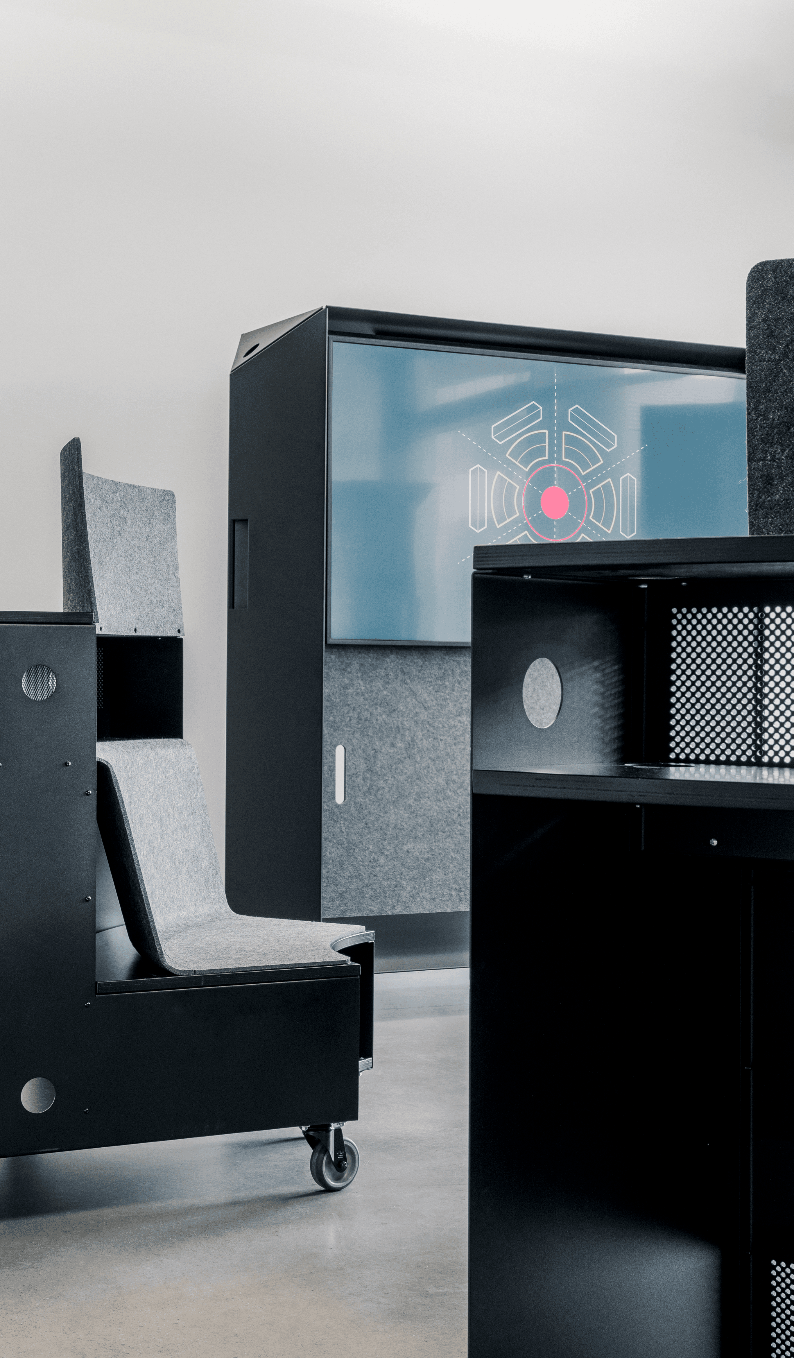 Modularer Büroraum mit dem flexiblen SCOPE System, inklusive Transformationswand mit Bildschirm, Steh-Arbeitsplatz und Pultbänken.