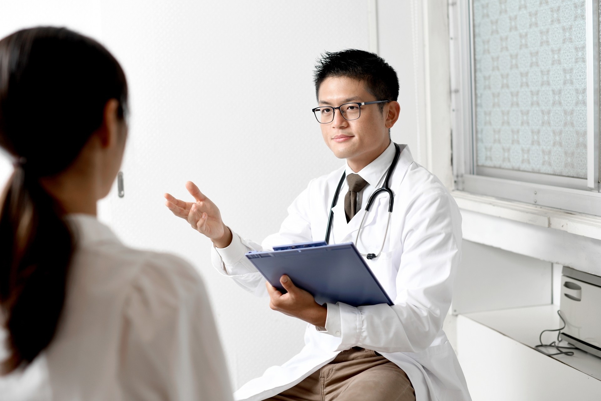 消化器内科医が患者に脂肪肝について説明している診察のイメージ