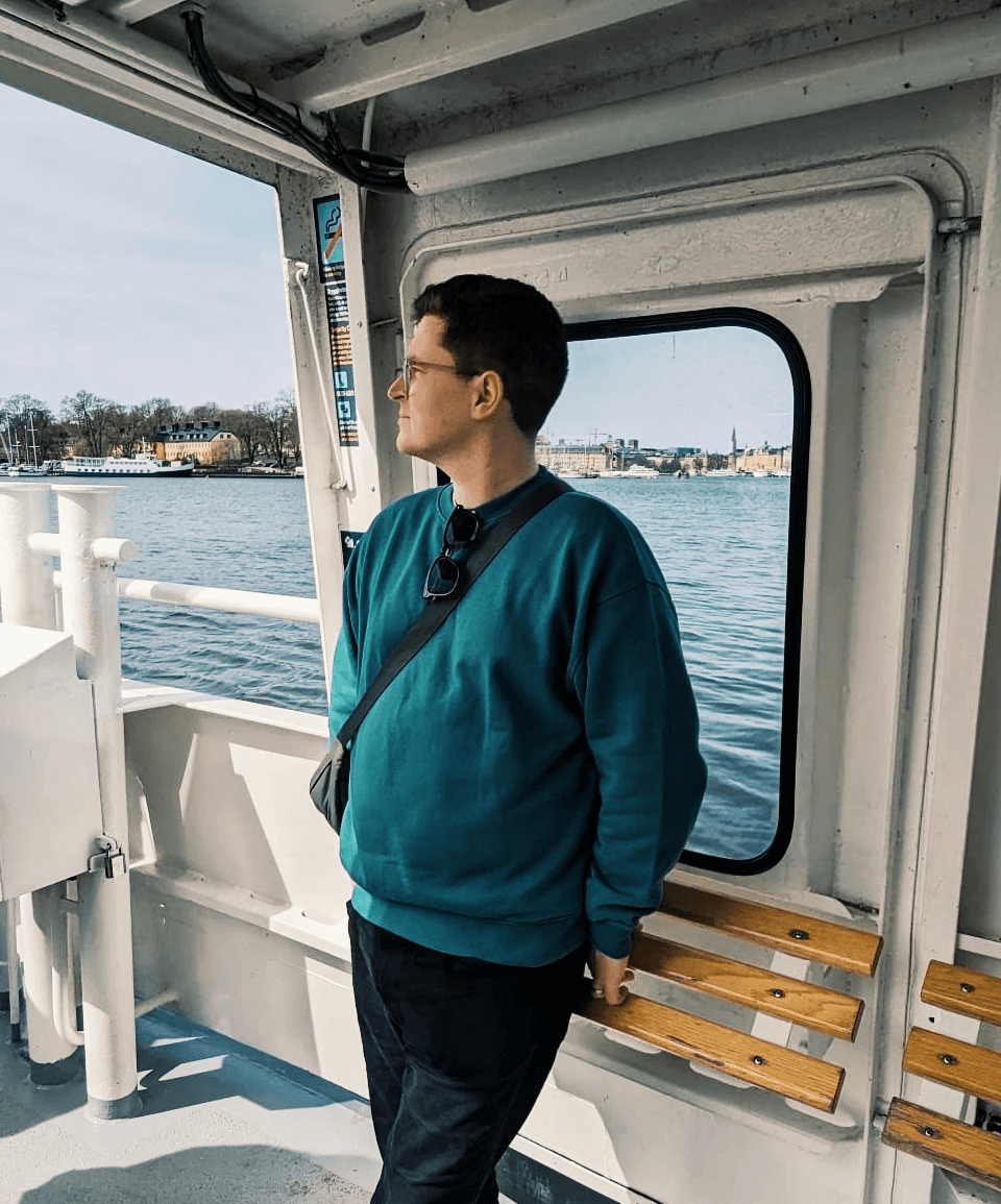 a person wearing a baseball cap