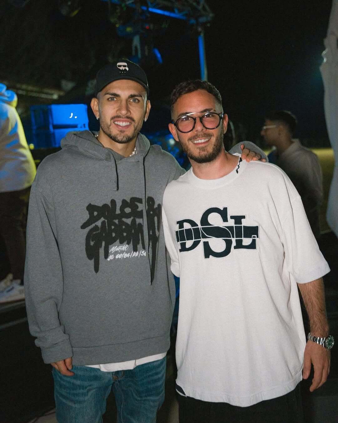 Fer Palacio con Leonardo  Paredes celebrando un cumpleaños, ambos vistiendo ropa urbana