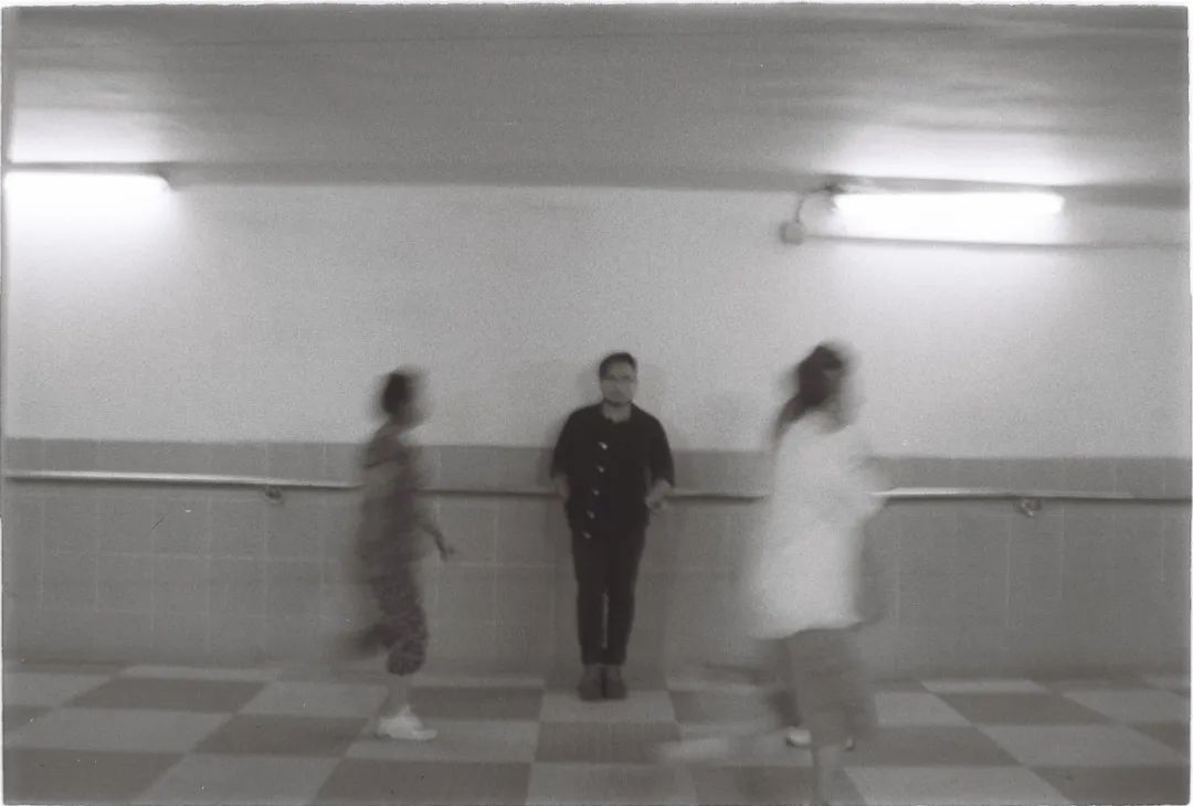 模糊背景中的人们