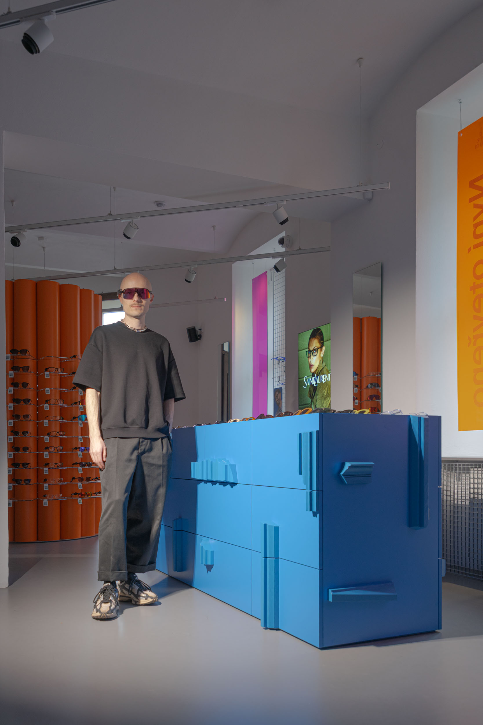 Svítidlo YKB v kolaborativním interiéru, kde jeho promyšlený design propojuje technickou preciznost s uměleckým výrazem od Jiřího Krejčiříka