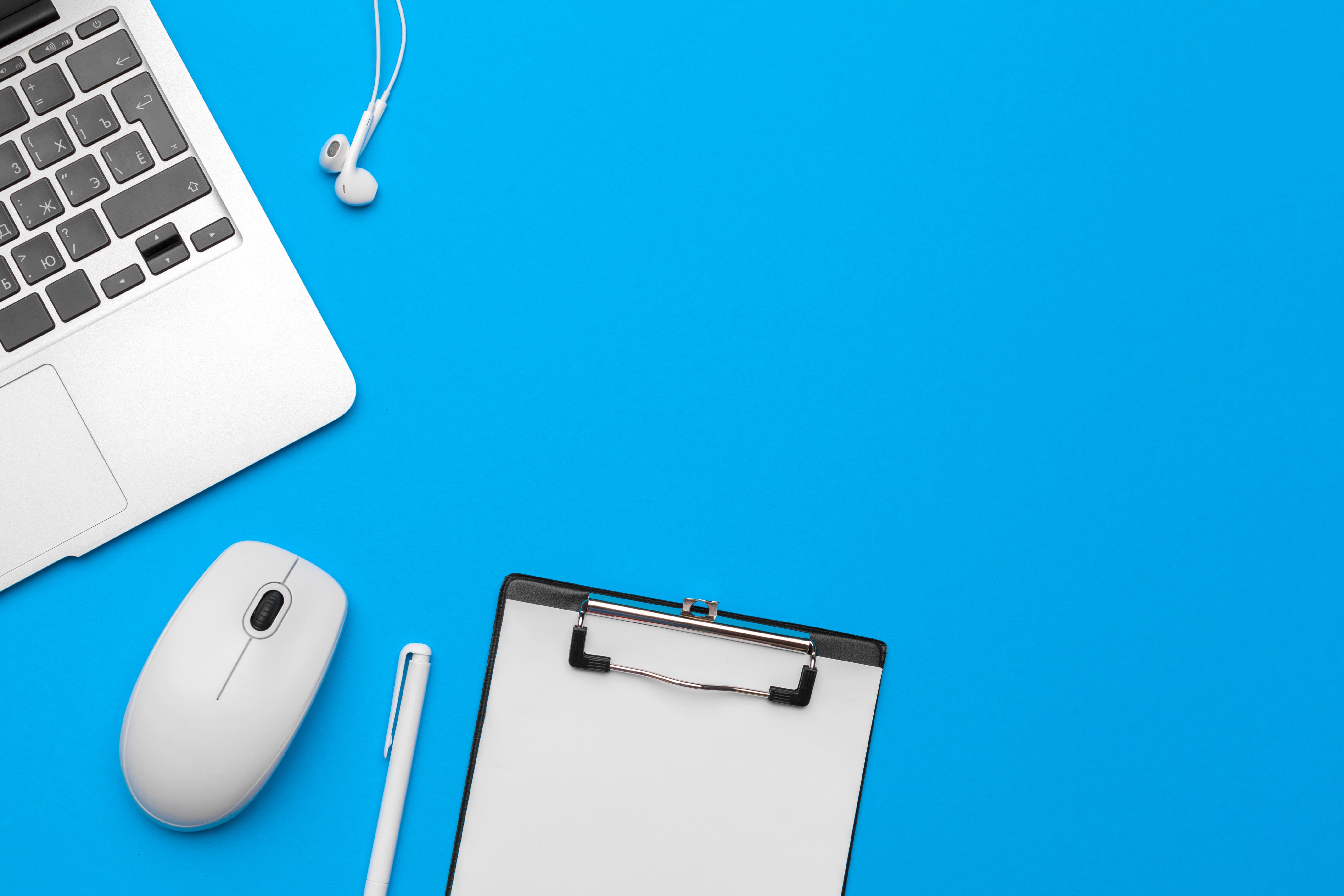 Laptop und Maus – Content-Anpassungen Service coazul Studio