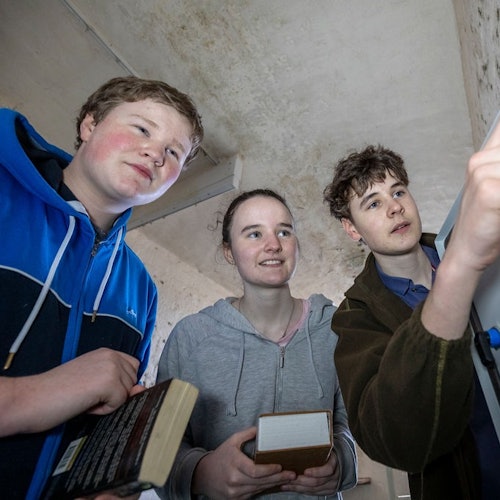 一群游客在《封闭之室逃脱》体验过程中努力破解线索。