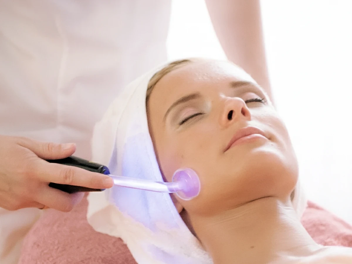 Darsenvalizācijas procedūra sejas ādai ar stikla elektrodu