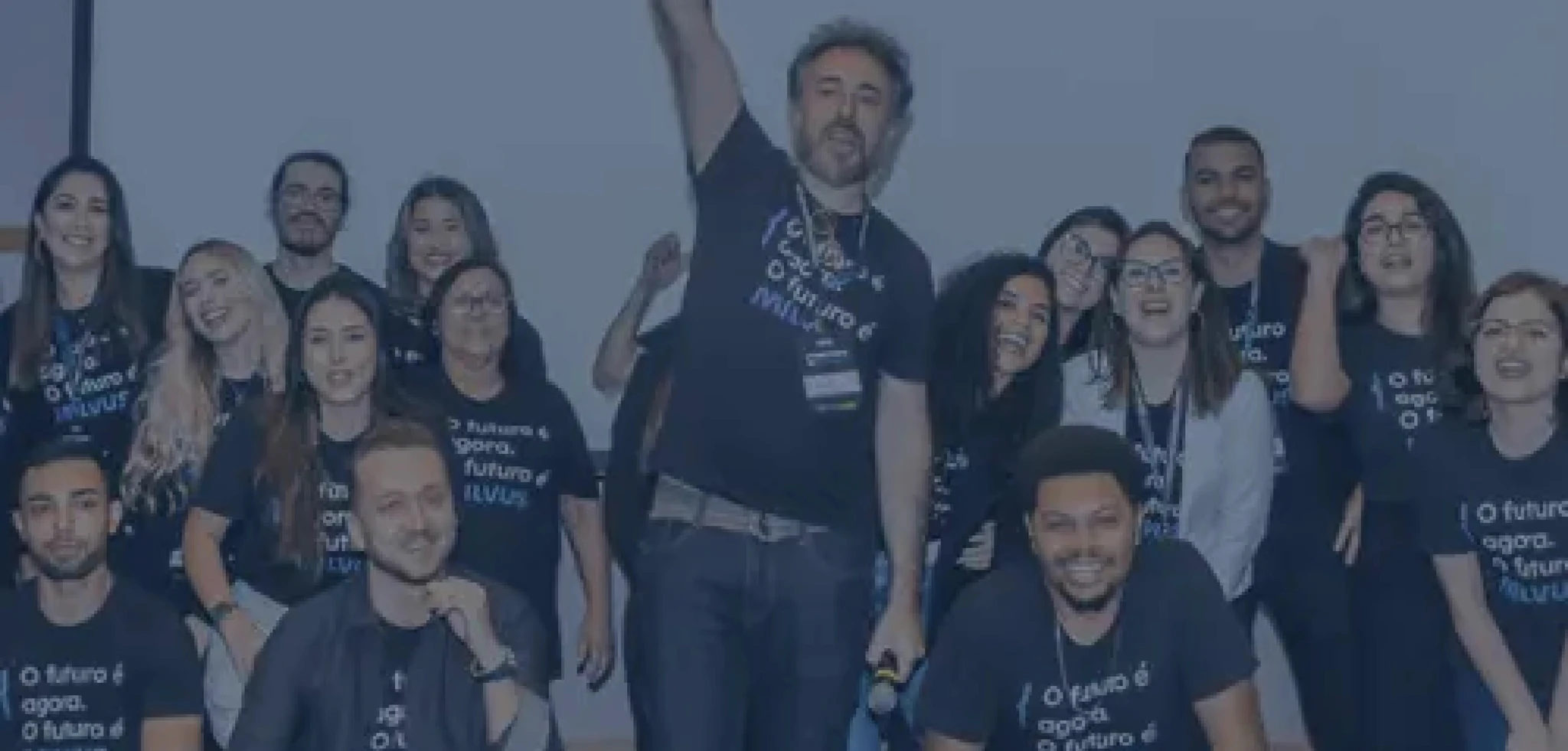 Equipe Milvus celebrando em evento com camisetas da marca — cultura e time da empresa