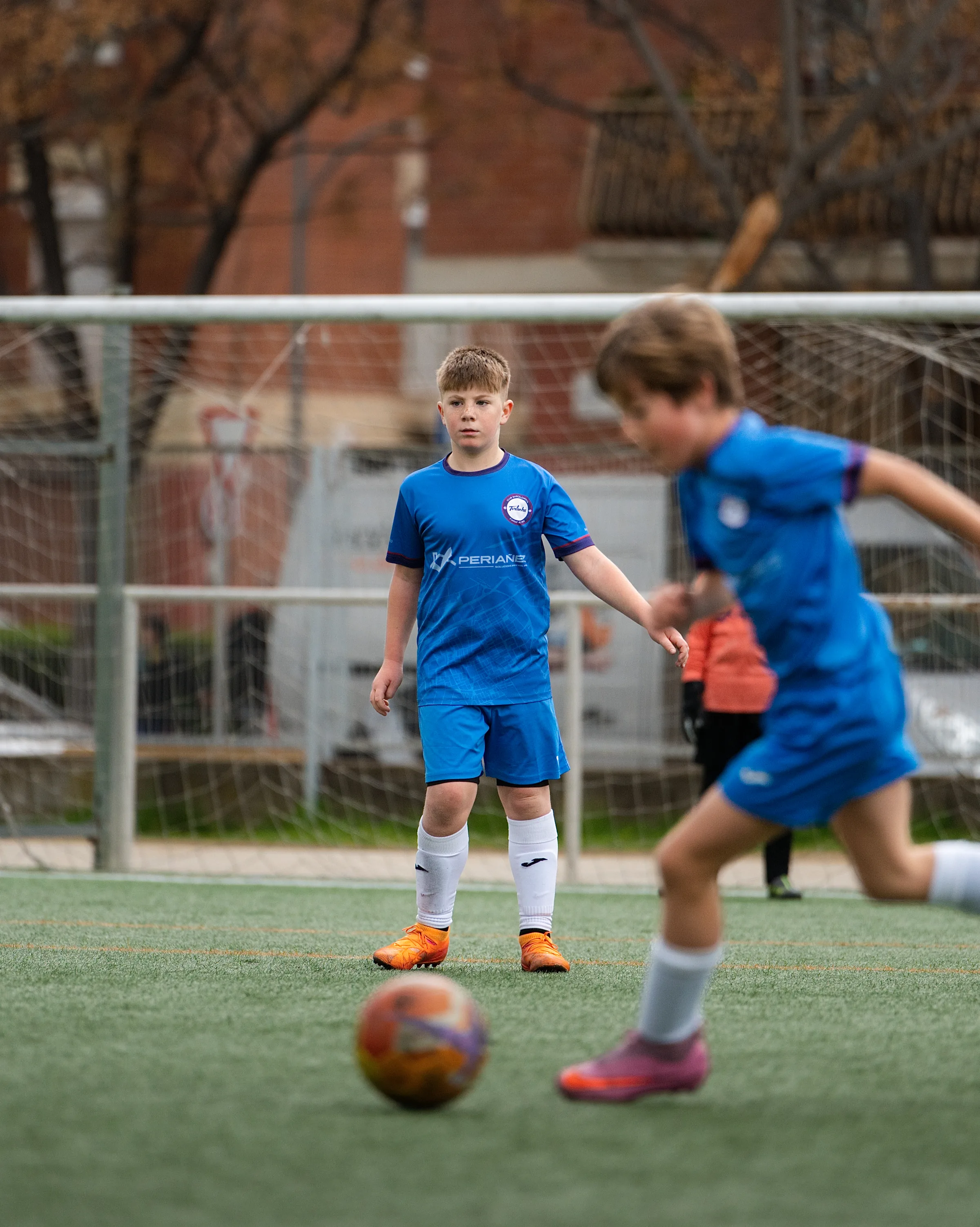 Jugador del Terlenka FC en disputa del balón, fotografía deportiva por Nolan Pardo
