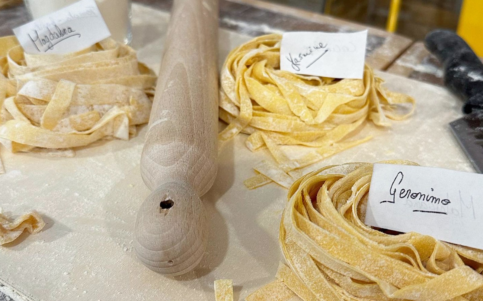 रोम में एक कुकिंग क्लास में ताज़ा पास्ता आटा नाम टैग के साथ।