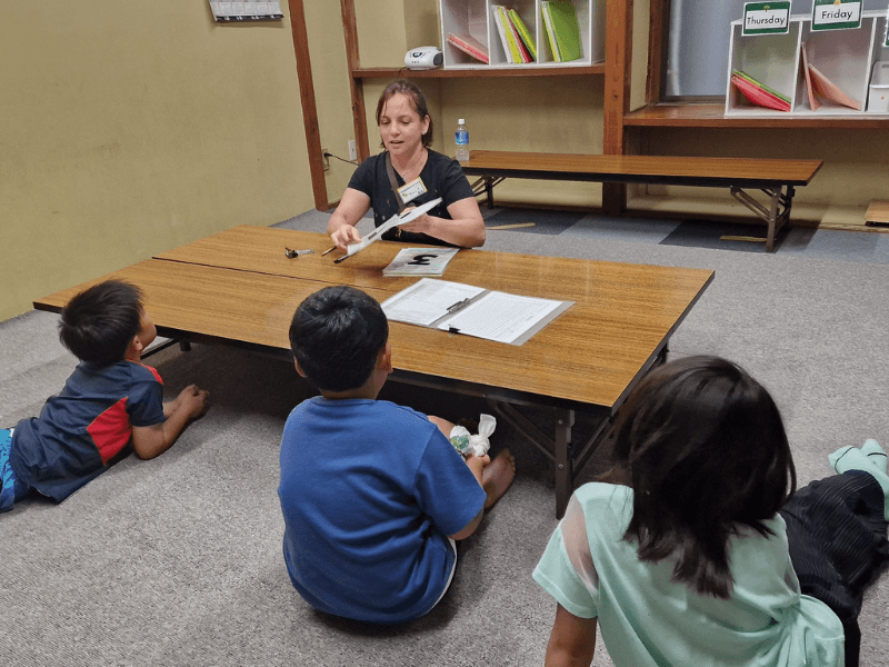 Crianças japonesas durante experiência de voluntariado de Márcia Rehem no Japão