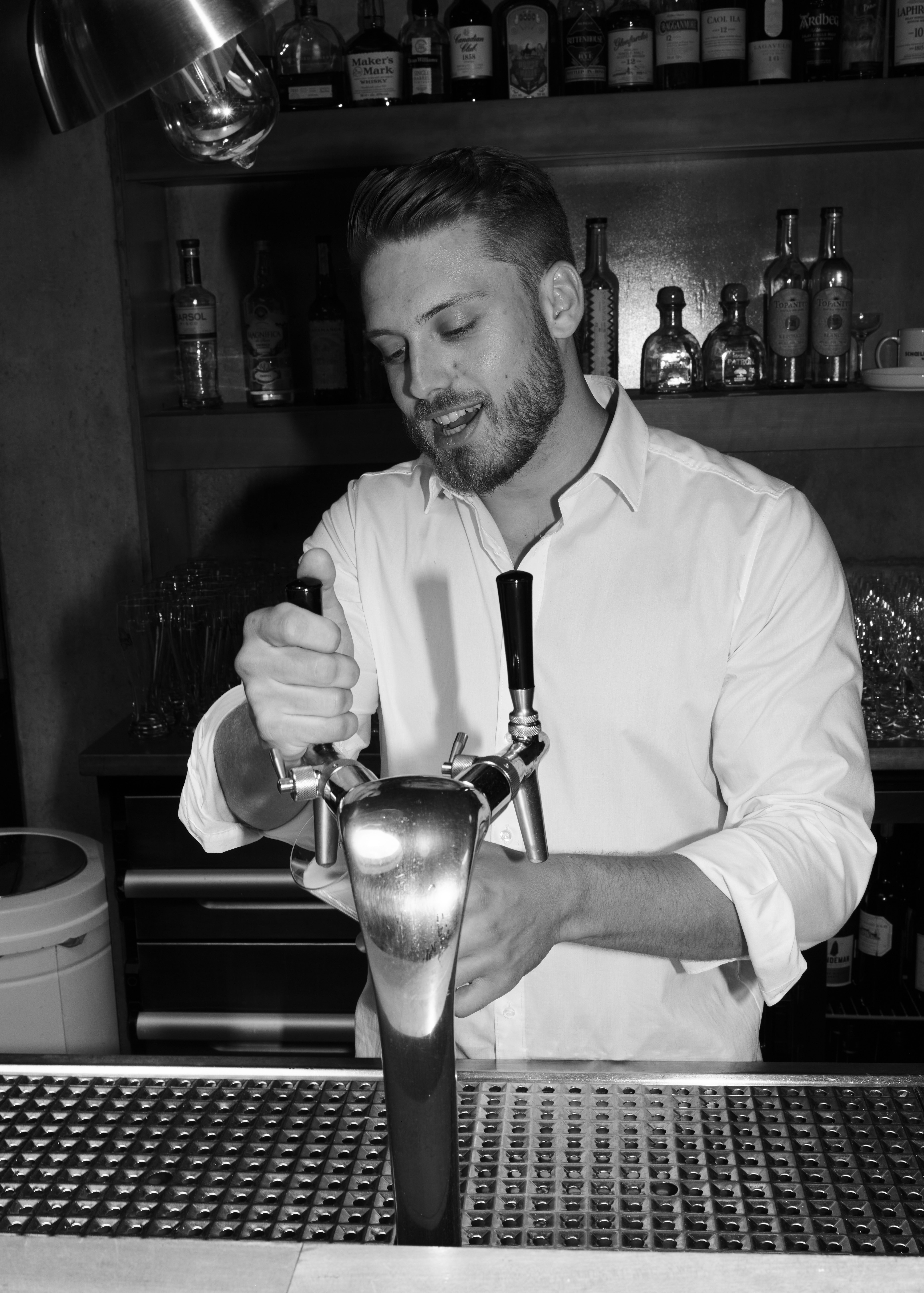 Bartender bereitet Cocktail im Schöllmanns in Offenburg zu