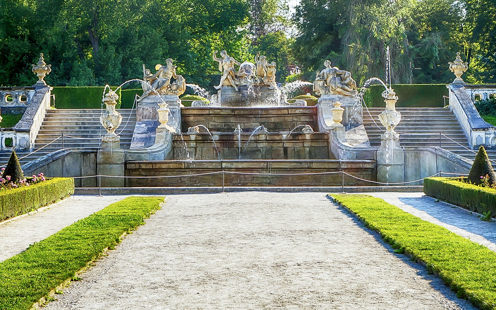 捷克共和國捷克克羅姆洛夫城堡的花園中的噴泉和雕塑。