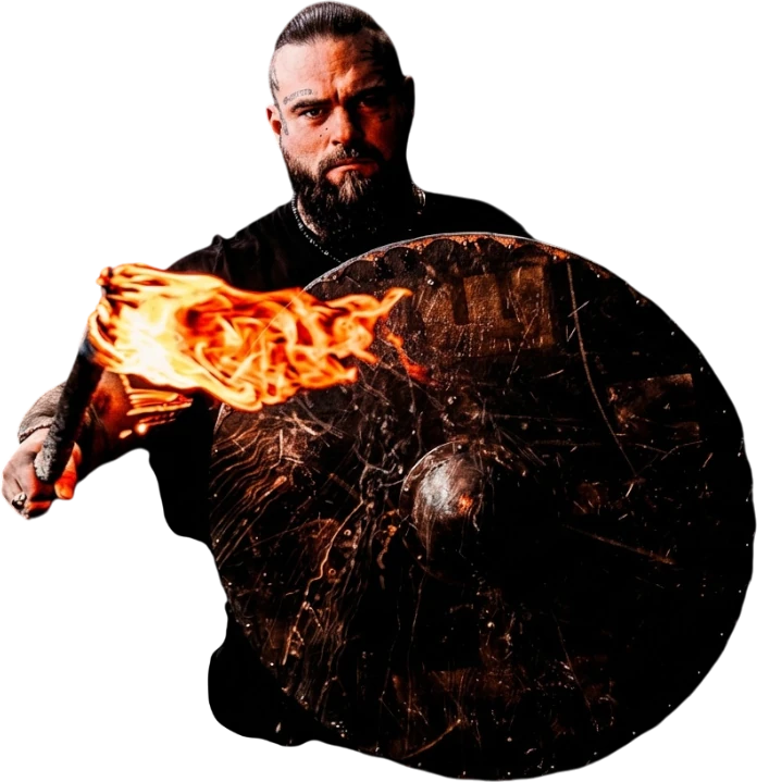 Paweł „Viking” Pawlak z pochodnią i tarczą