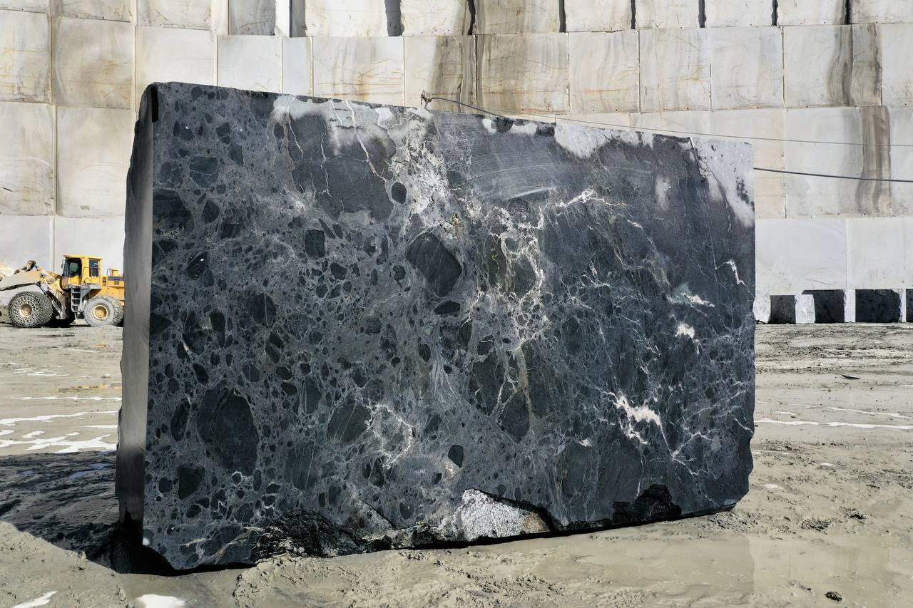 Nahaufnahme von grauem Granitstein mit natürlicher Struktur