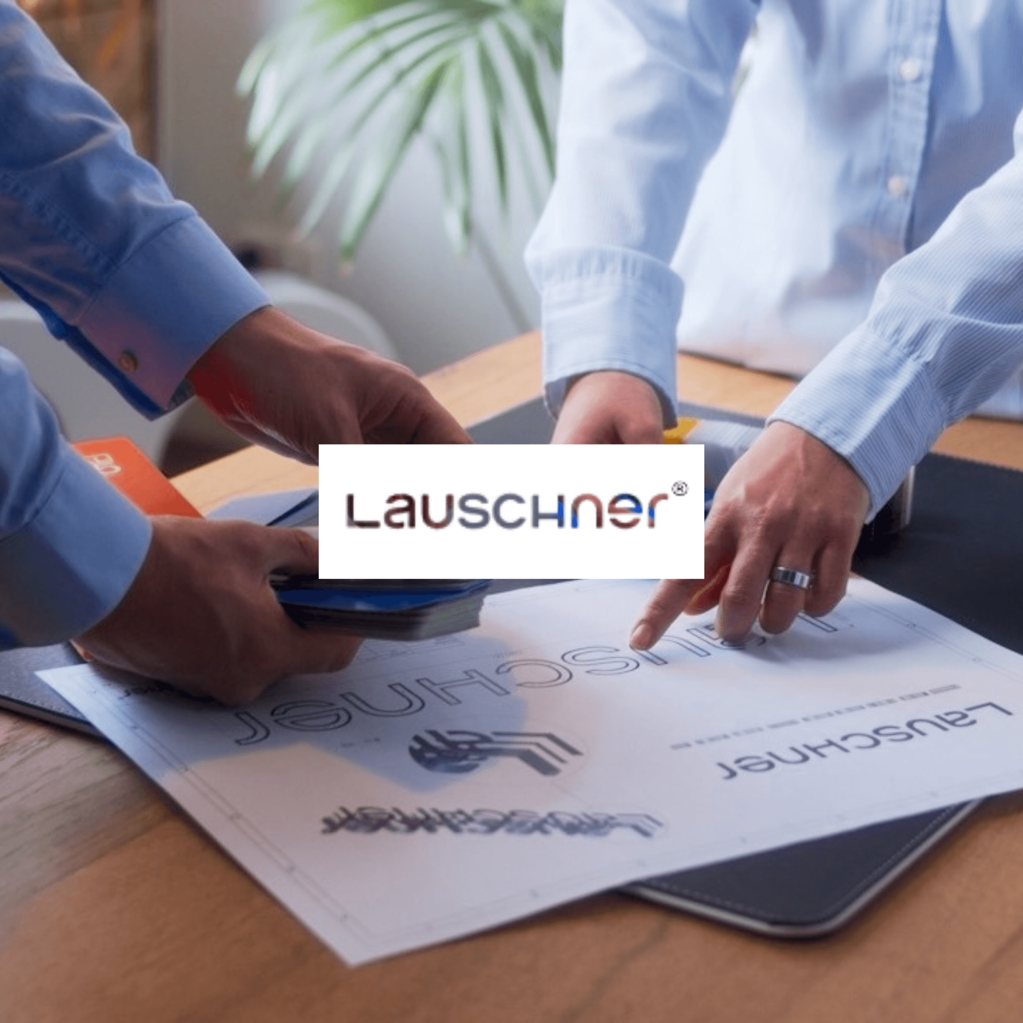 Mitarbeiter bei der Planung einer Leuchtreklame mit Lauschner Logo