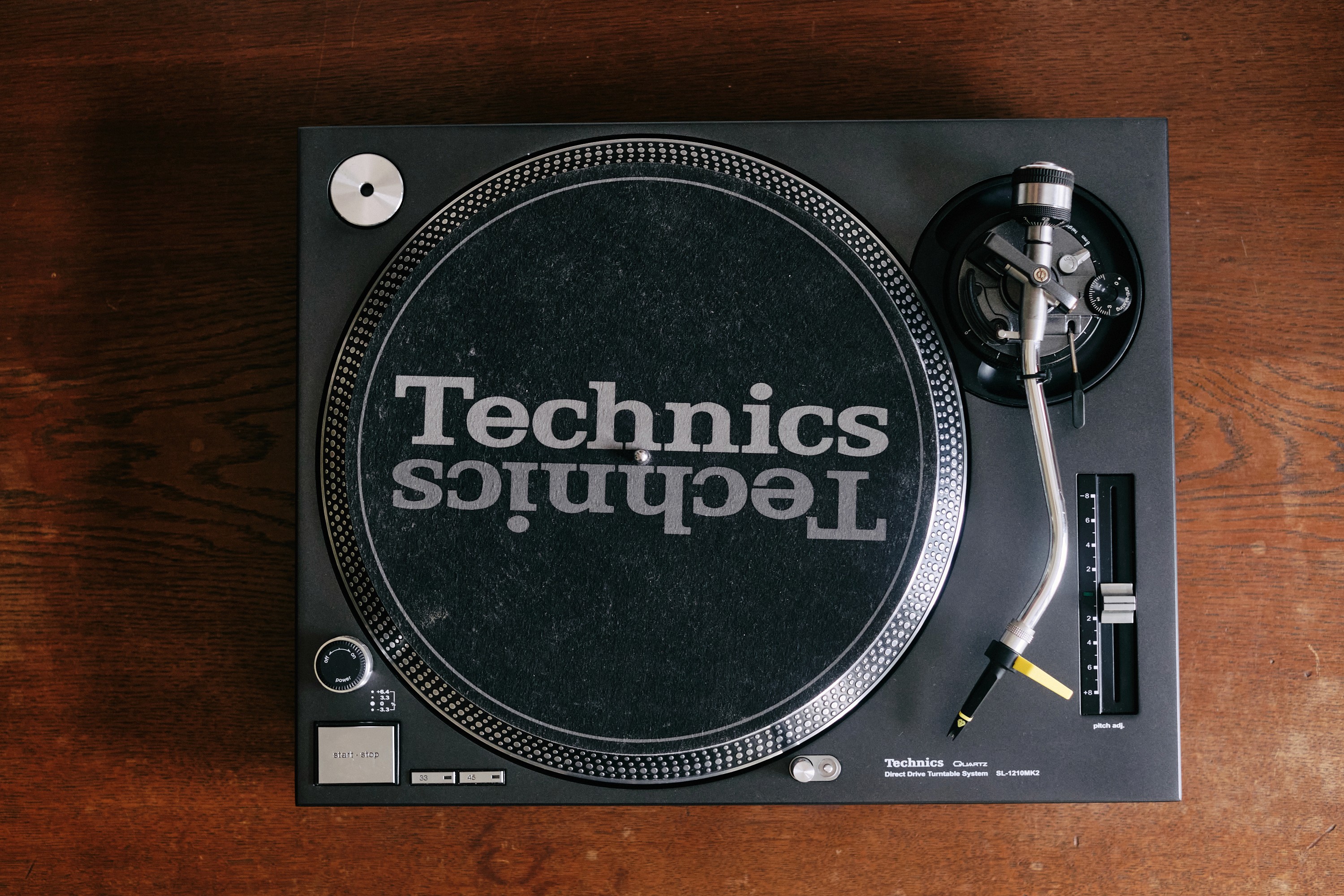 Der legendäre Technics SL-1210 MK2 Plattenspieler – miete klassische DJ-Technik mit herausragender Audioqualität.