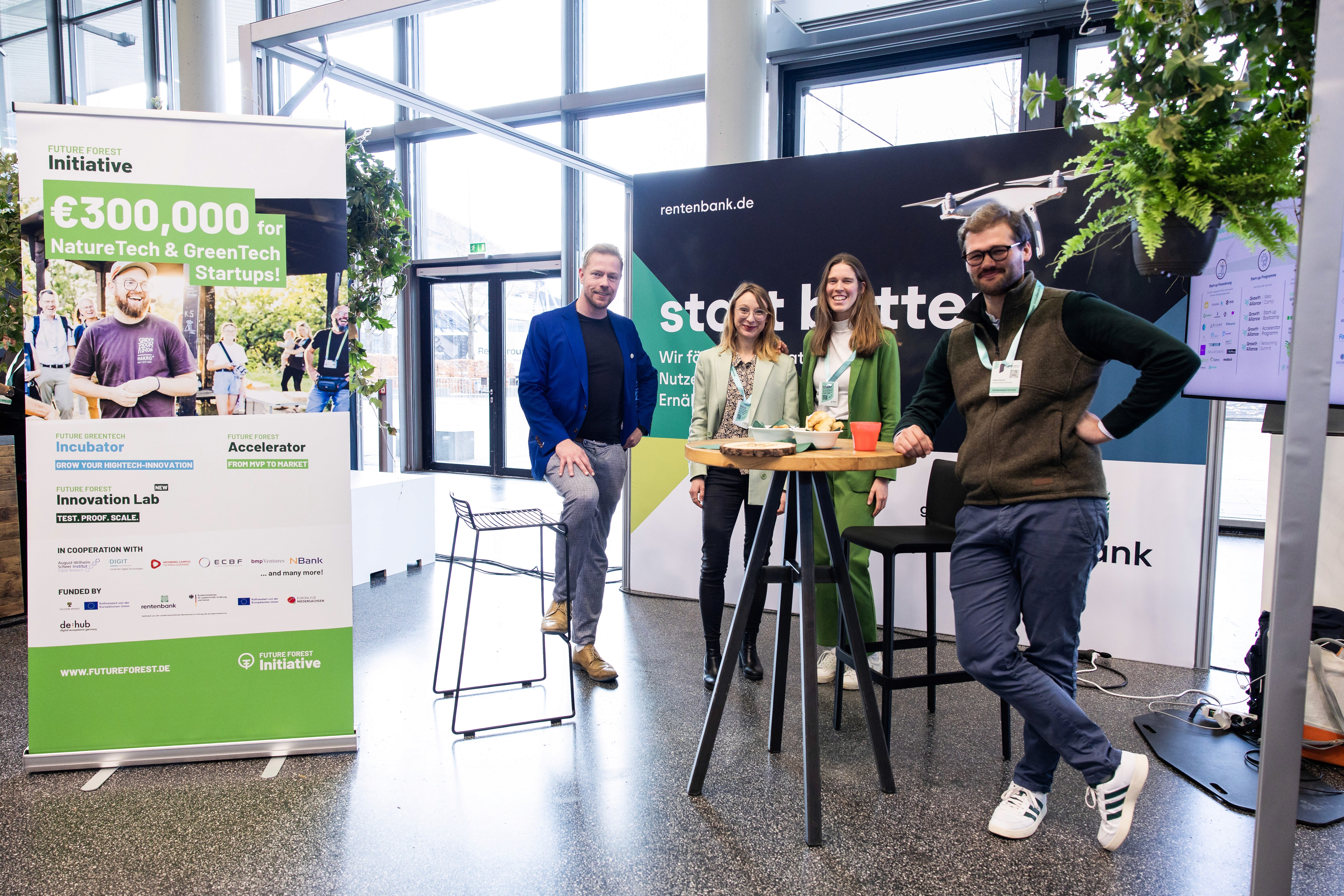 Zwei Geschäftspersonen stehen an einem Konferenztisch und diskutieren intensiv