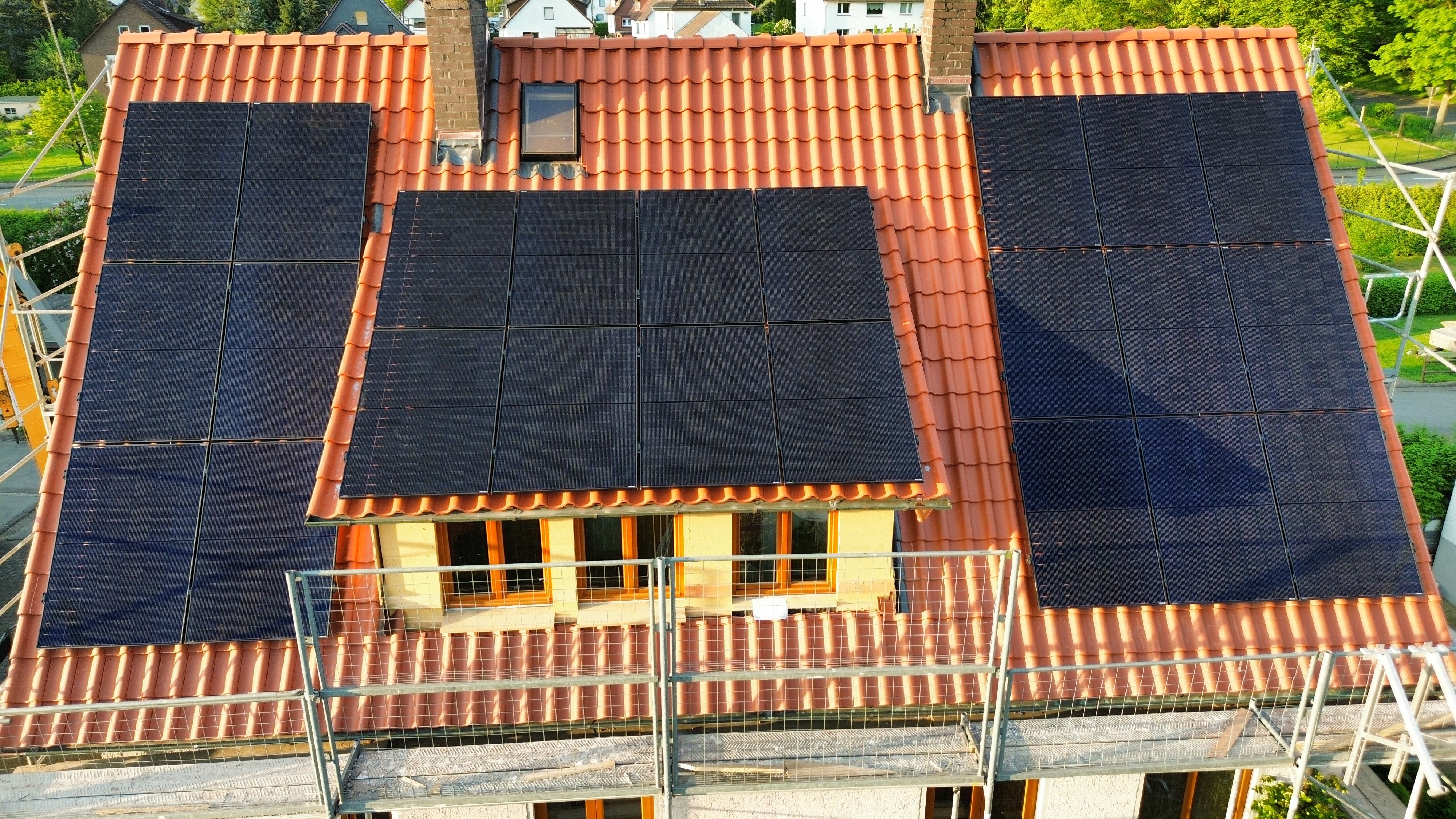Dach mit PV Anlage in Boffzen