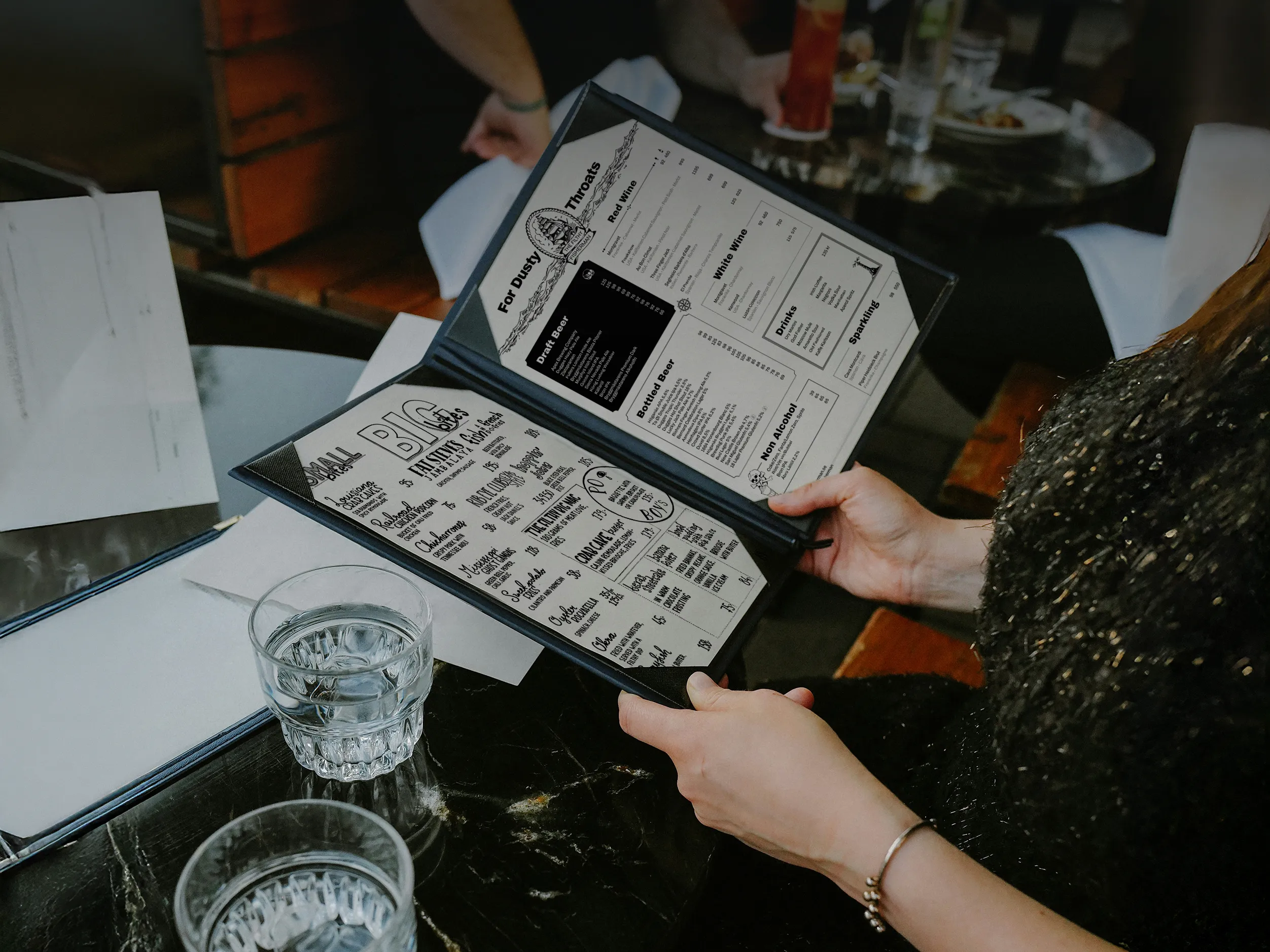 Kvinna som läser en meny