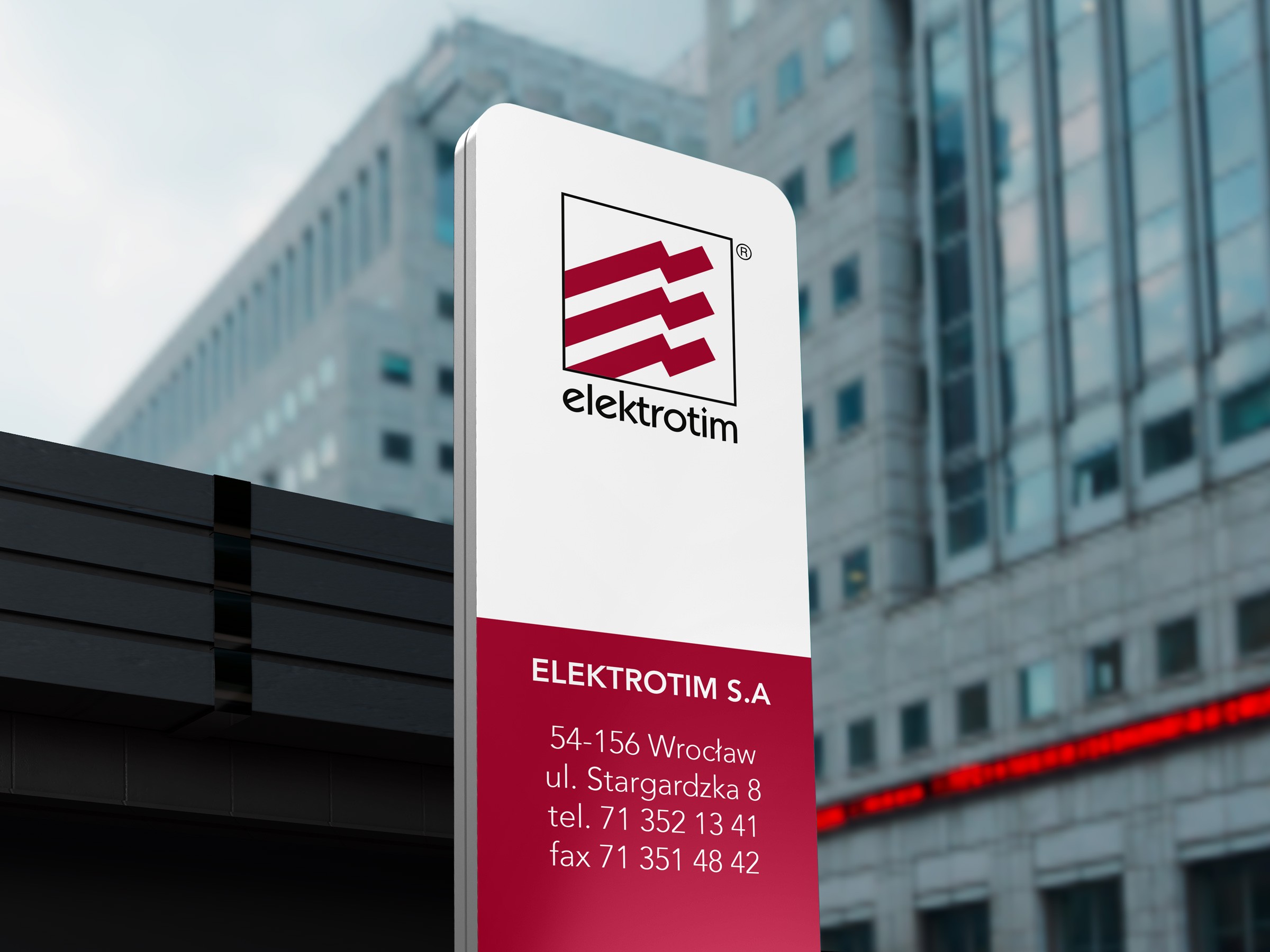 Laptop z widokiem na strone glowna kreatora kalendarzy personalizowanych