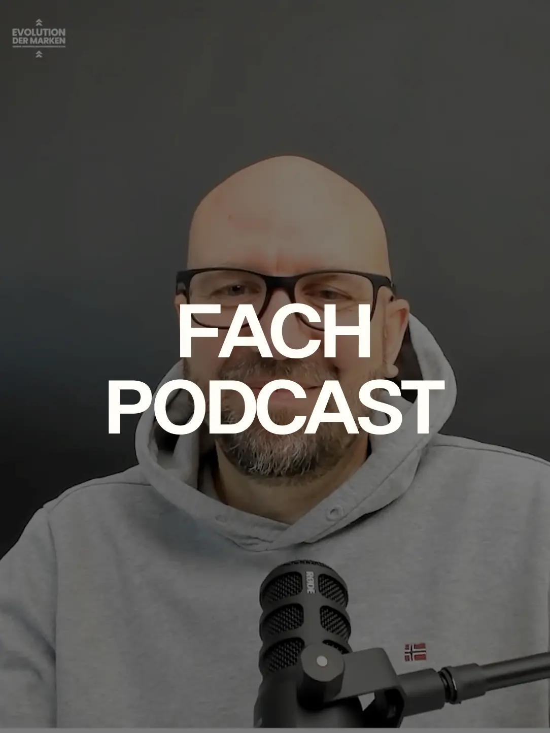 Matthias Wirges am Mikrofon bei seinem Podcast