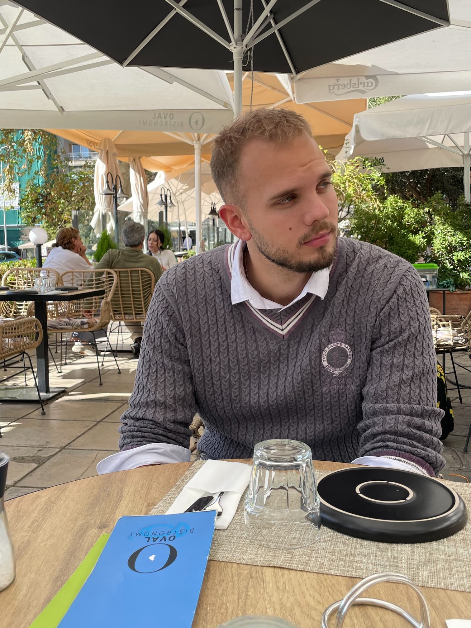 Foto van Sam op een terras.