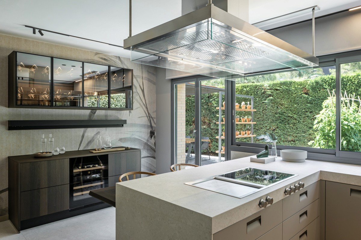 Cocina Arclinea con muebles de color marrón oscuro y acristalado