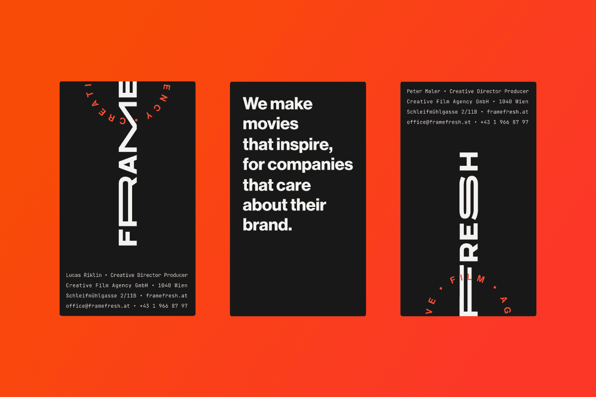 Visitenkarten für Frame Fresh, dargestellt in einem dreiteiligen Layout auf rotem Hintergrund. Die Visitenkarten zeigen das Logo und den Slogan “We make movies that inspire, for companies that care about their brand.” Die linke und rechte Karte enthalten Kontaktinformationen der Mitarbeiter in Weißer Schrift.