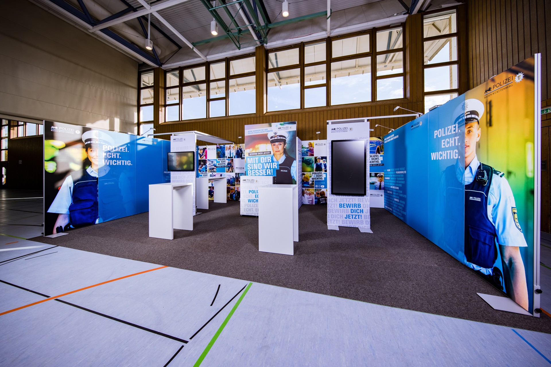 Gesamtansicht des Kaufmessestandes der Polizeihochschule Baden-Württemberg