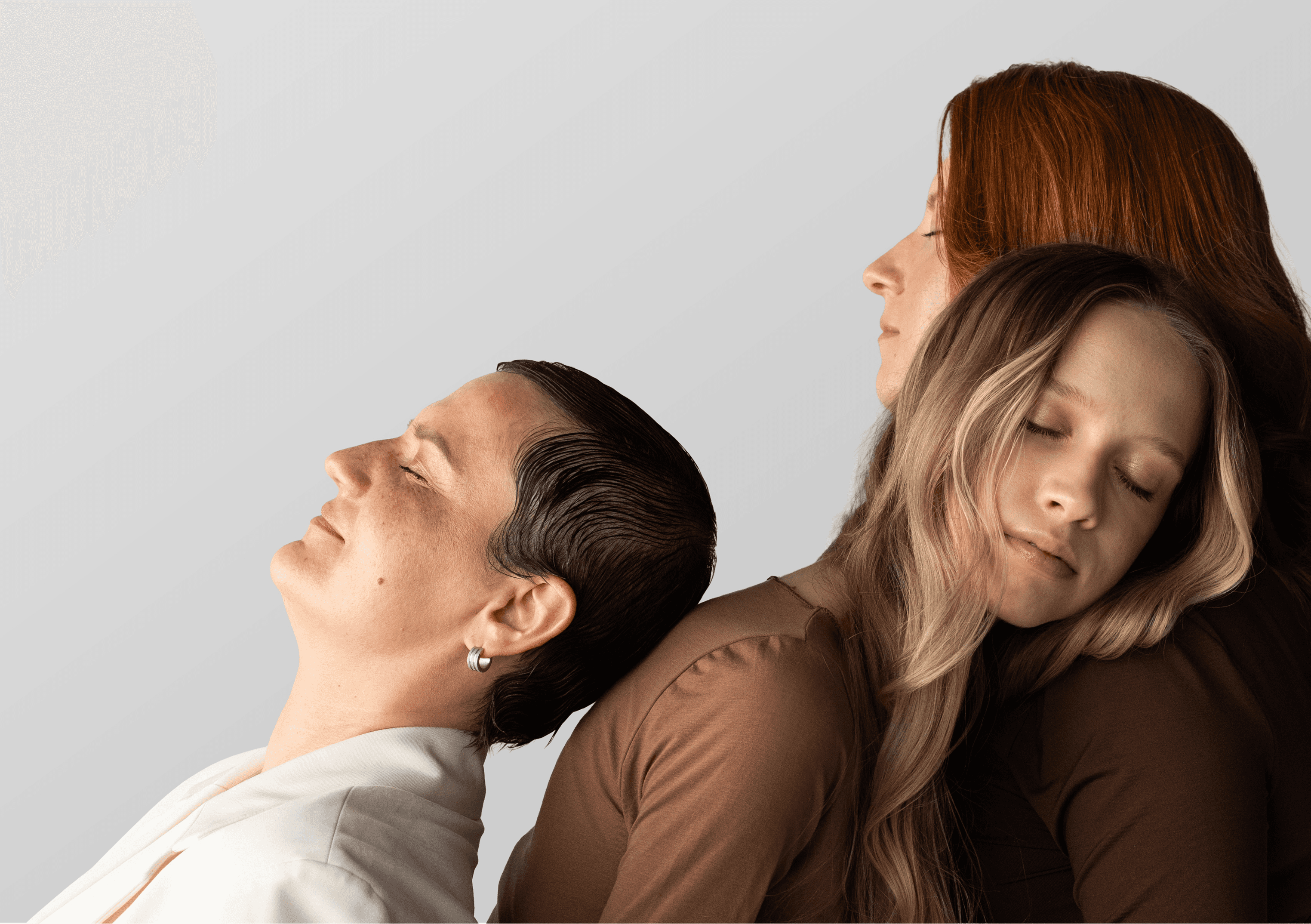 Sesja zdjęciowa dla Healthy Skin Clinic – trzy kobiety oparte o siebie z zamkniętymi oczami