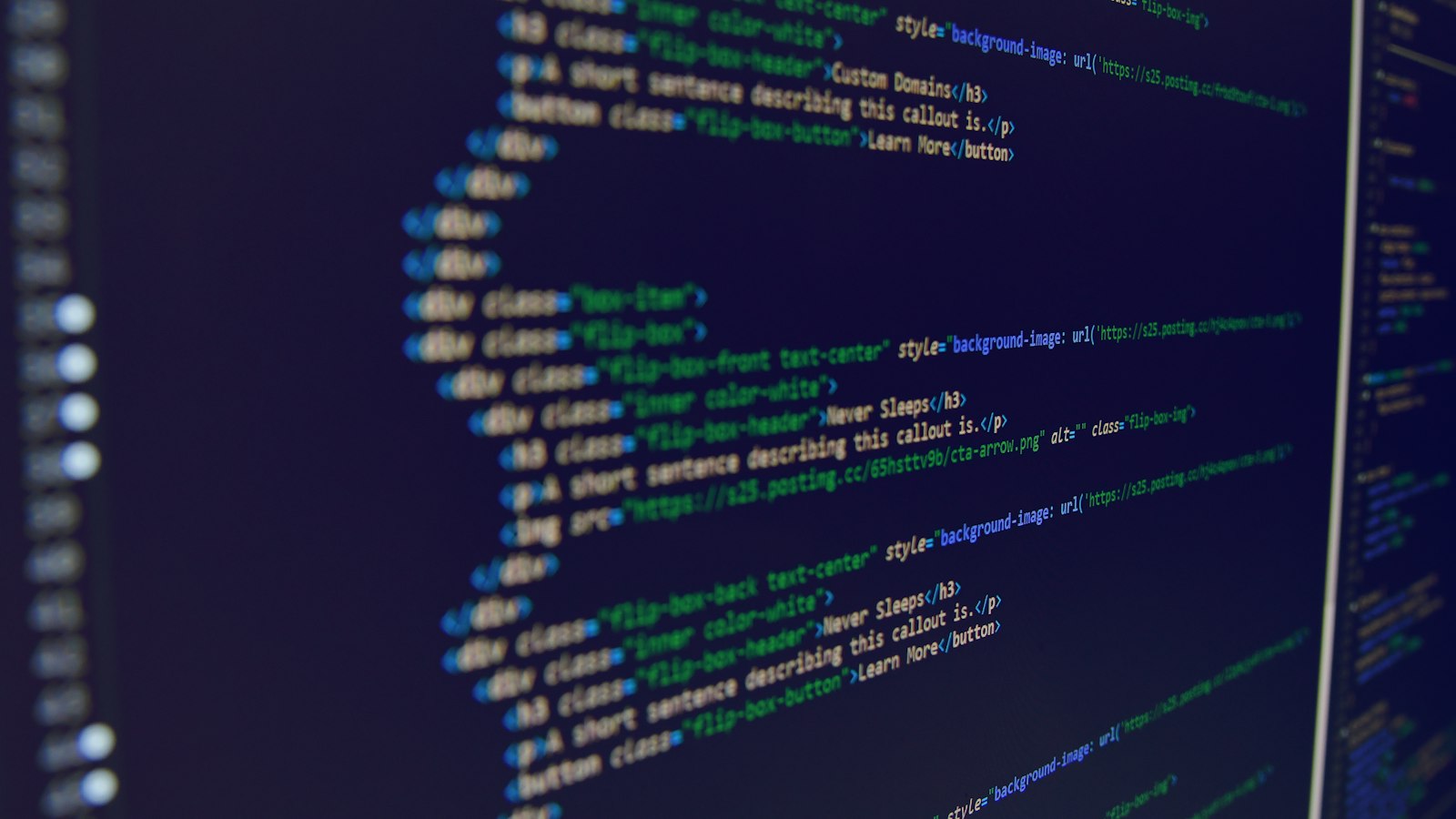 Close-up van een computerscherm met regels HTML-code in een code-editor