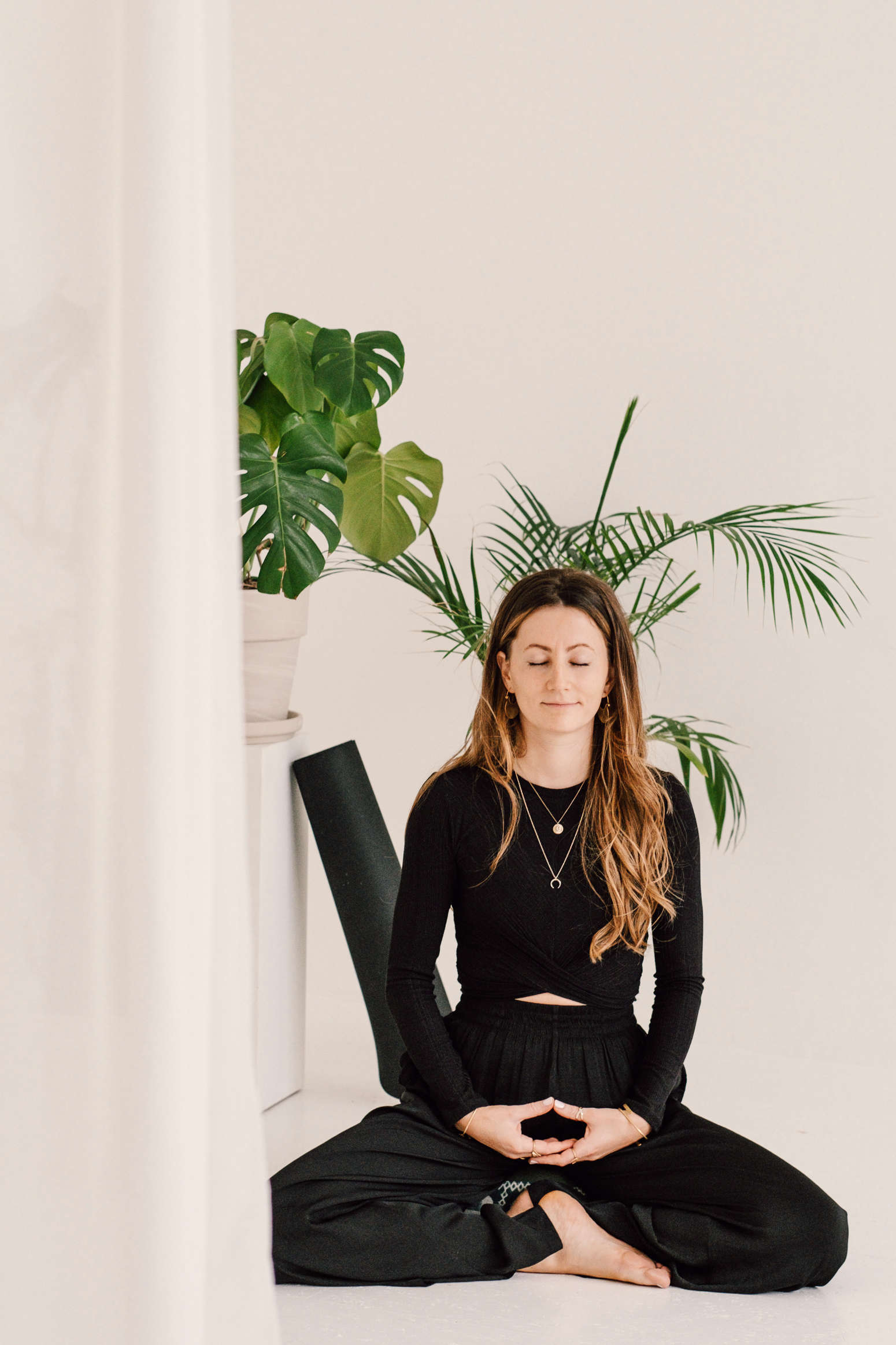 Franzi meditiert mit geschlossenen Augen