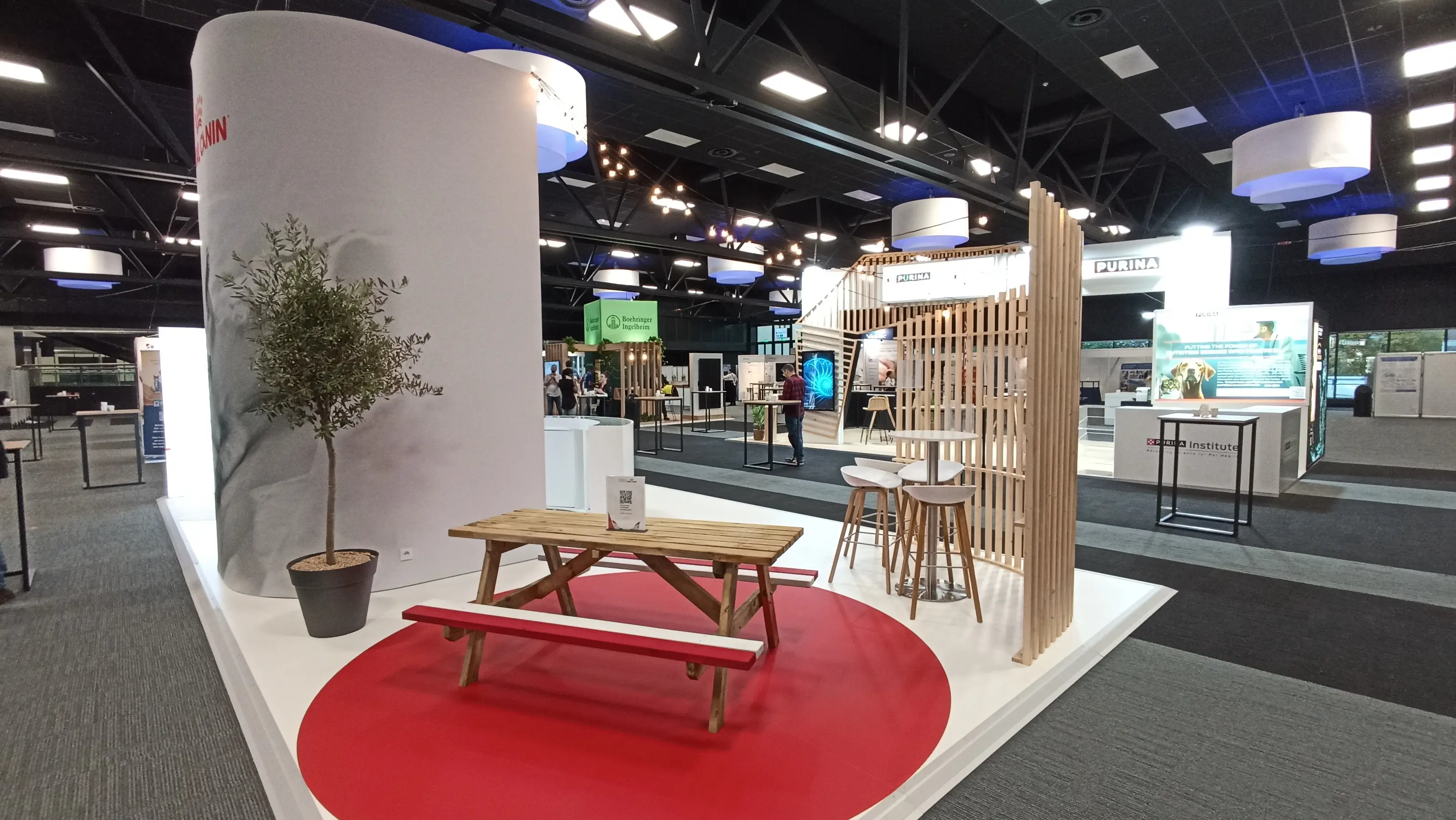  Espace d’accueil du stand Royal Canin réalisé par Expace à l’ECVIM