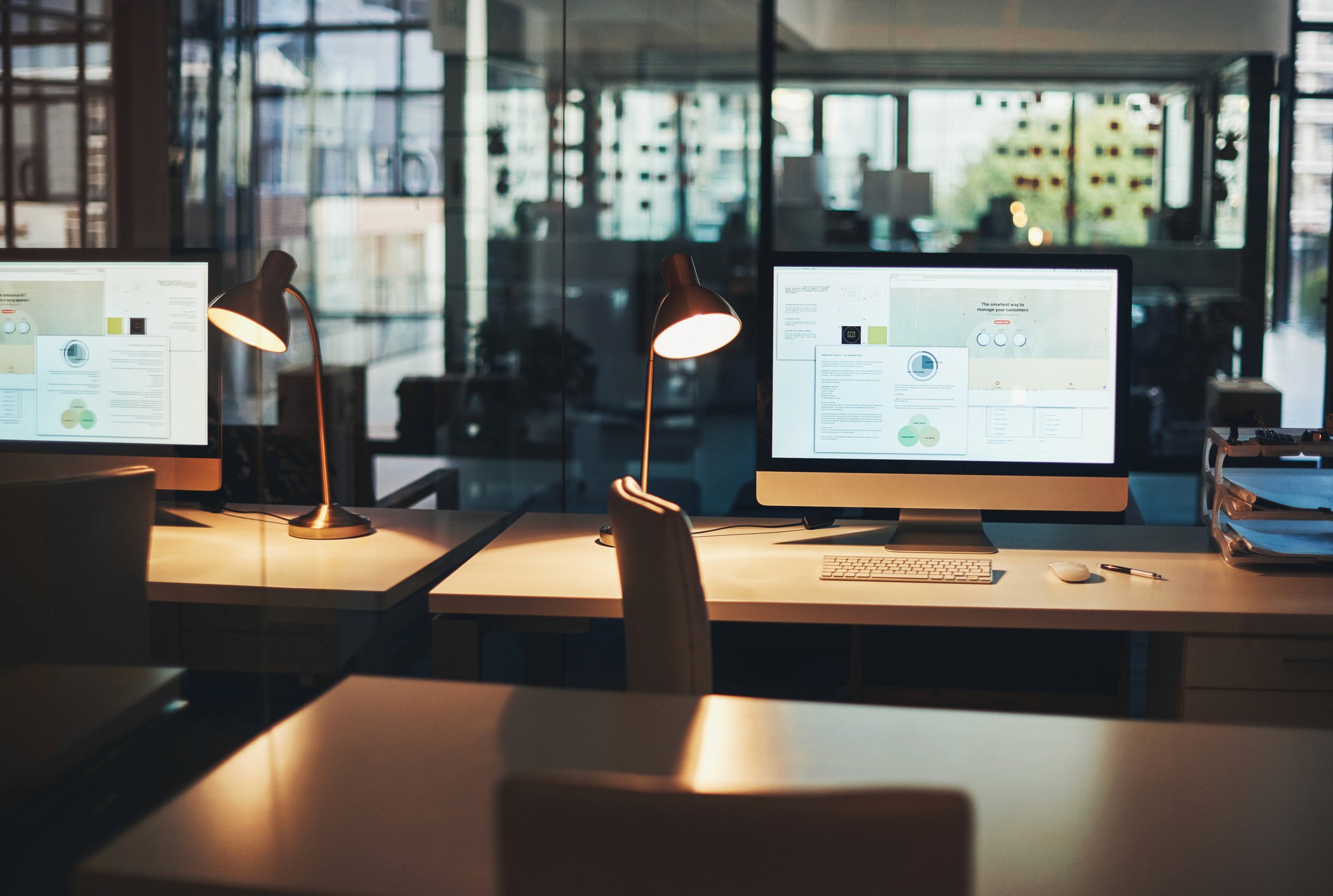 Büro in Dämmerung offene PCs