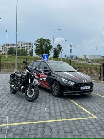 Samochód wraz z motocyklem w szkole nauki jazdy OSK You Can Drive w Rzeszowie na placu manewrowym.