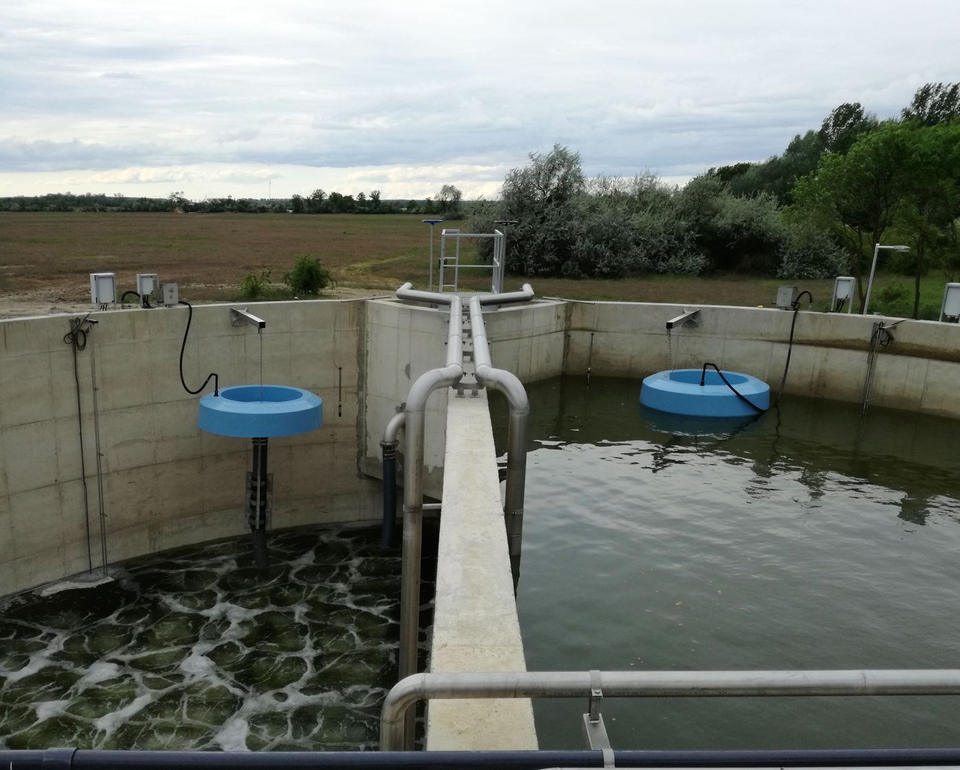 BIODEC floating decanters in the CYCLATOR basins at the Kenderes municipal wastewater treatment plant, Hungary